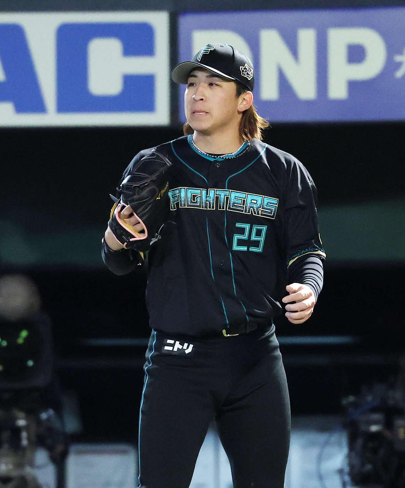 楽天対日本ハム　2回裏、楽天の攻撃を抑えベンチに引き揚げる日本ハム細野（撮影・鈴木正人）　