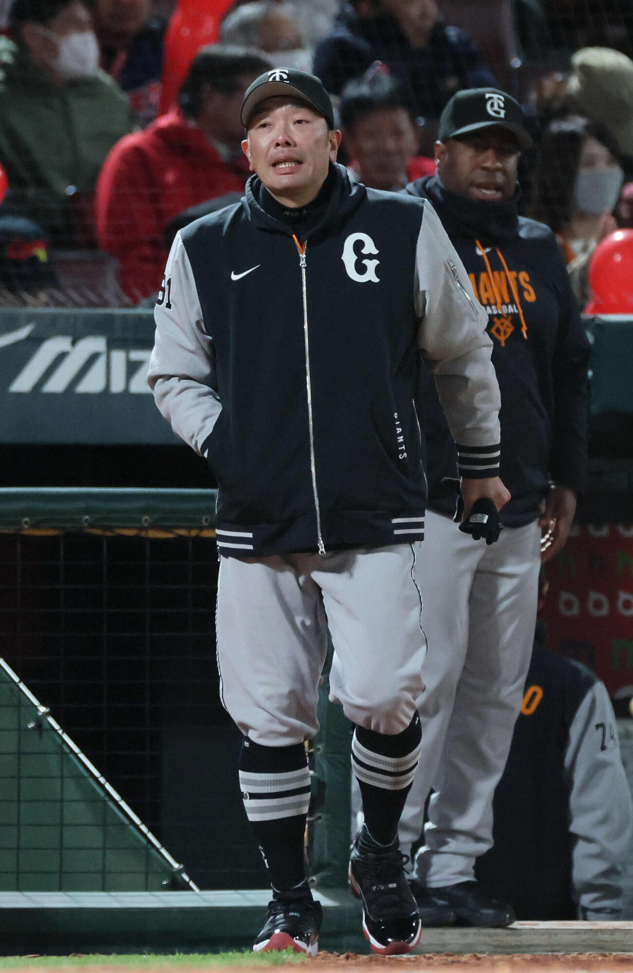 広島対巨人　7回表終了時、交代を告げる阿部監督（撮影・加藤孝規）