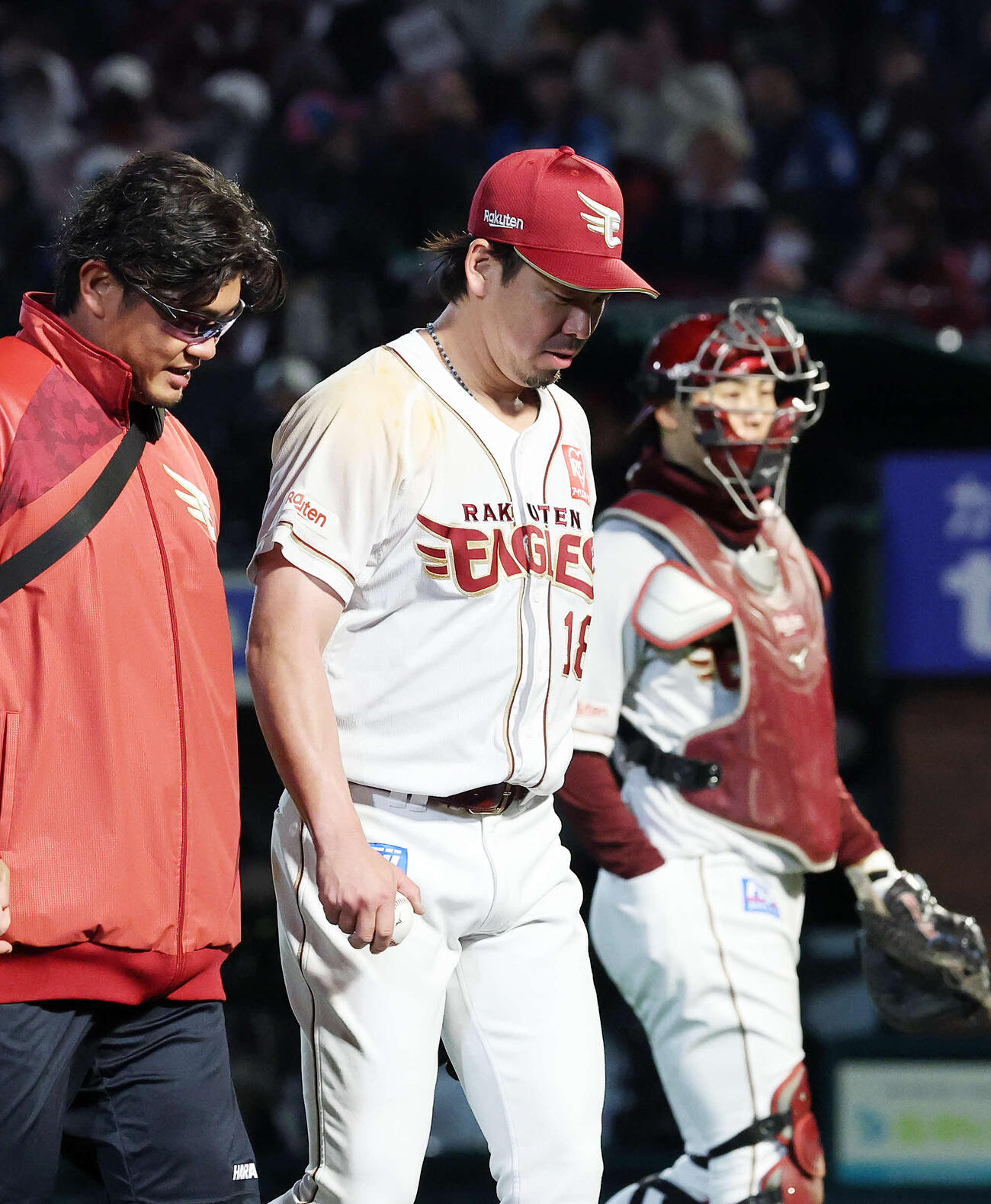 楽天対日本ハム　4回表、降板する楽天前田健（撮影・鈴木正人）　