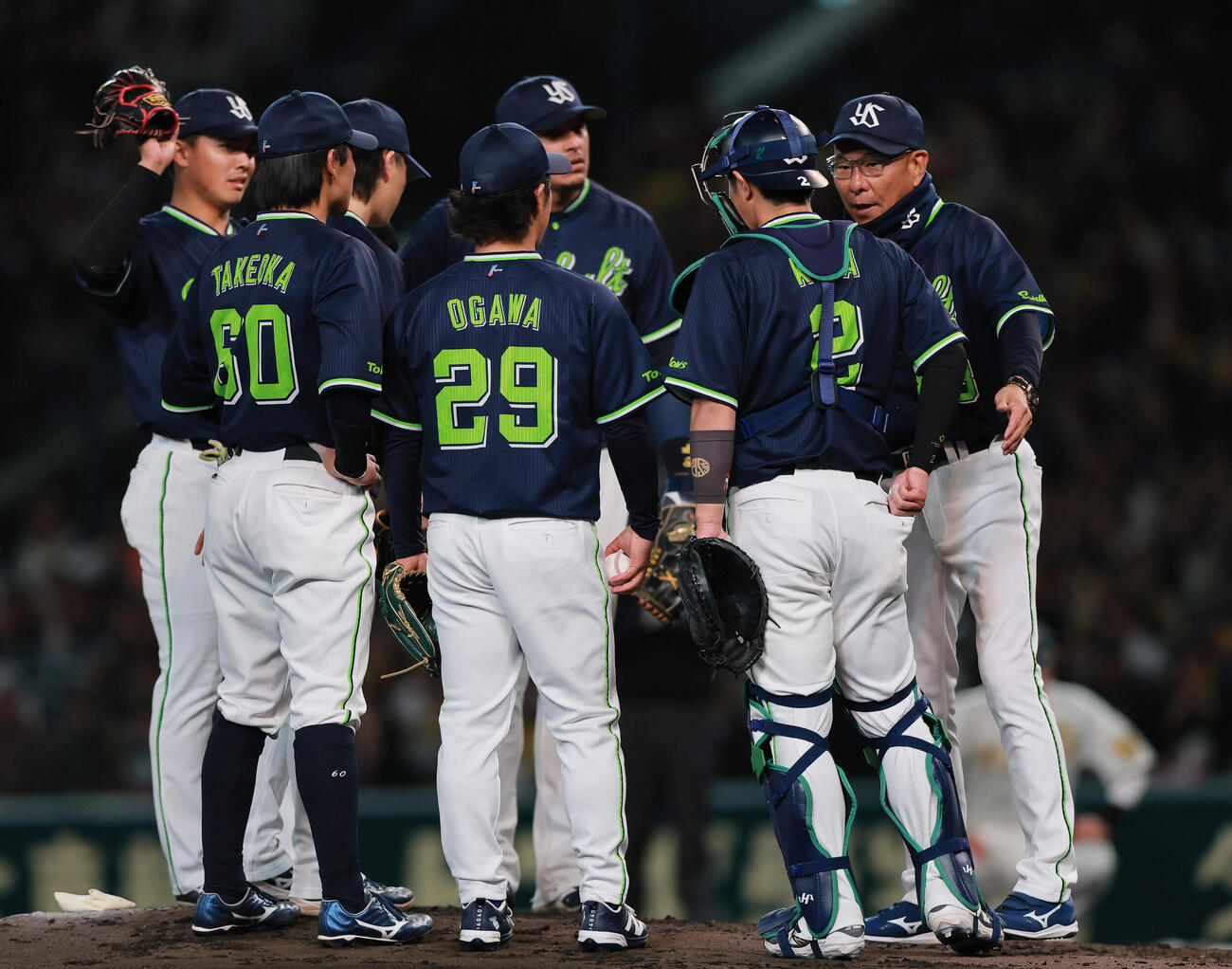 阪神対ヤクルト　4回裏、マウンドで内野陣に話す池山監督（右）（撮影・上山淳一）