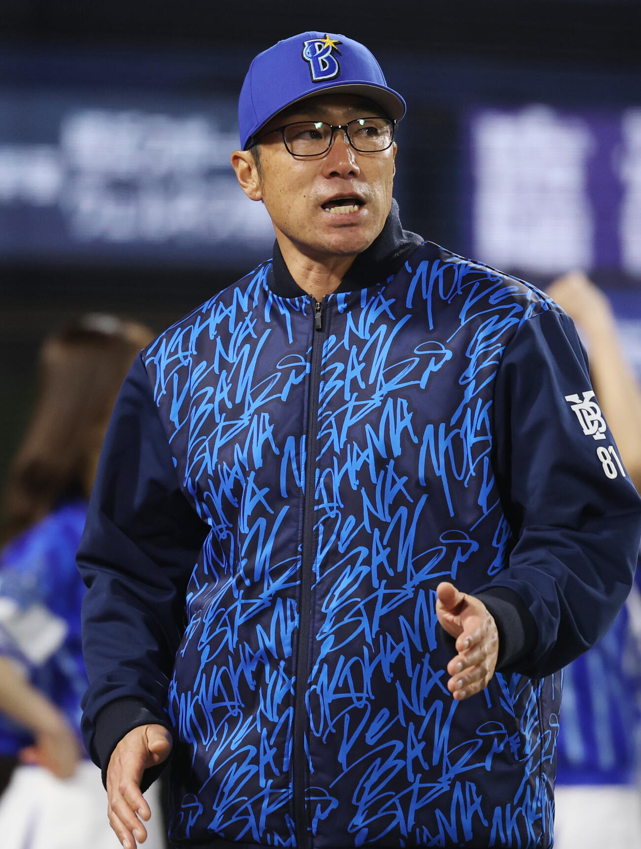DeNA対中日　選手交代を告げベンチに戻るDeNA相川監督（撮影・野上伸悟）
