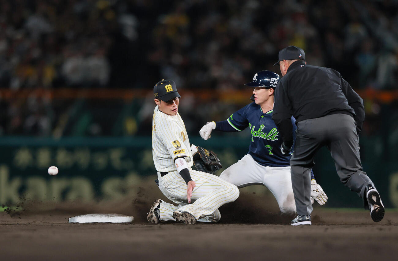 阪神対ヤクルト　4回表ヤクルト1死一塁、古賀の一ゴロを大山が二塁へ悪送球、遊撃手木浪が捕球できず。中央は一走長岡（撮影・上山淳一）