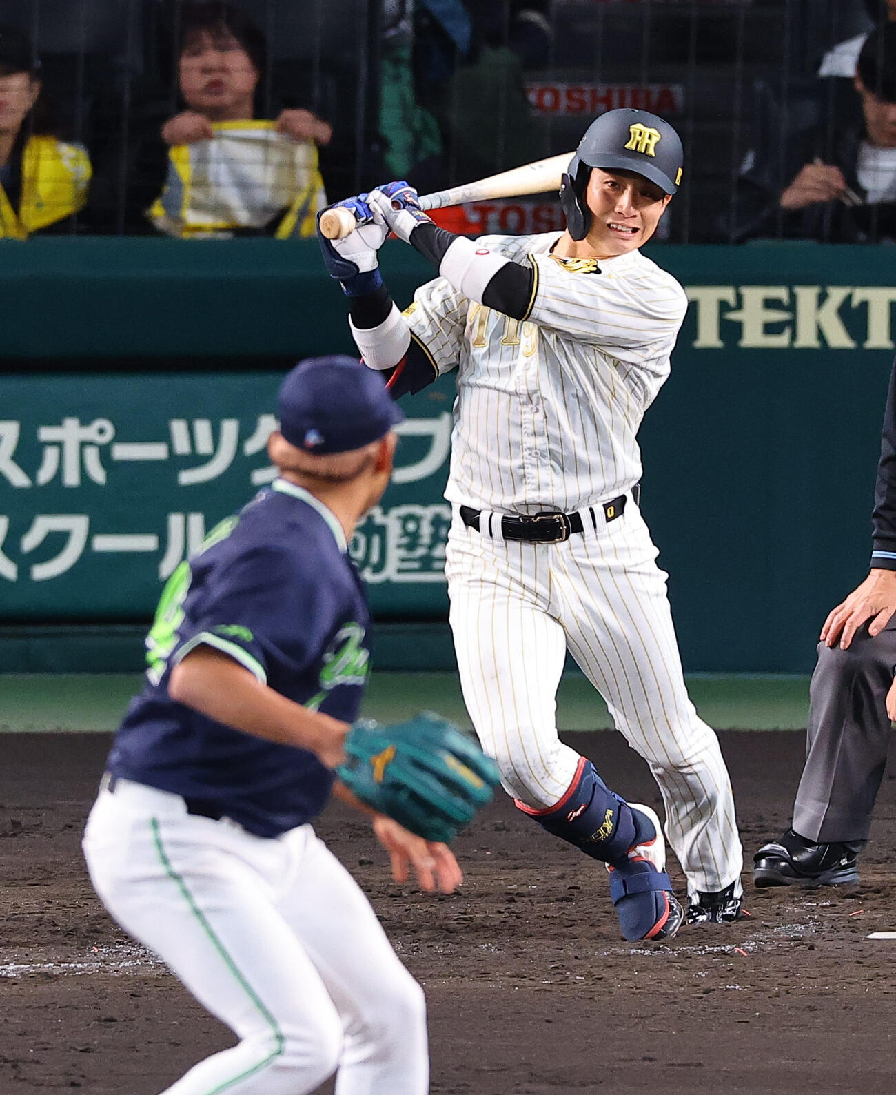 阪神対ヤクルト　5回裏阪神2死二、三塁、木浪は適時内野安打を放つ（撮影・上田博志）