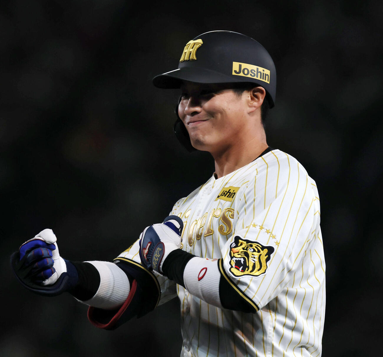 阪神対ヤクルト　5回裏阪神2死二、三塁、木浪は適時内野安打を放ち笑顔を見せる（撮影・加藤哉）