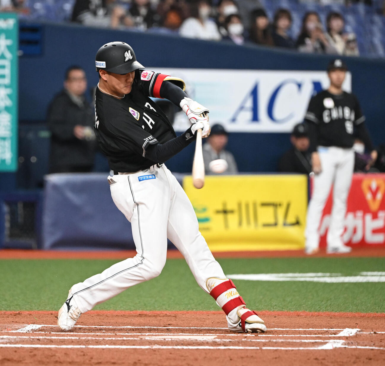 オリックス対ロッテ　6回表ロッテ1死一、二塁、中前打を放つ西川（撮影・和賀正仁）