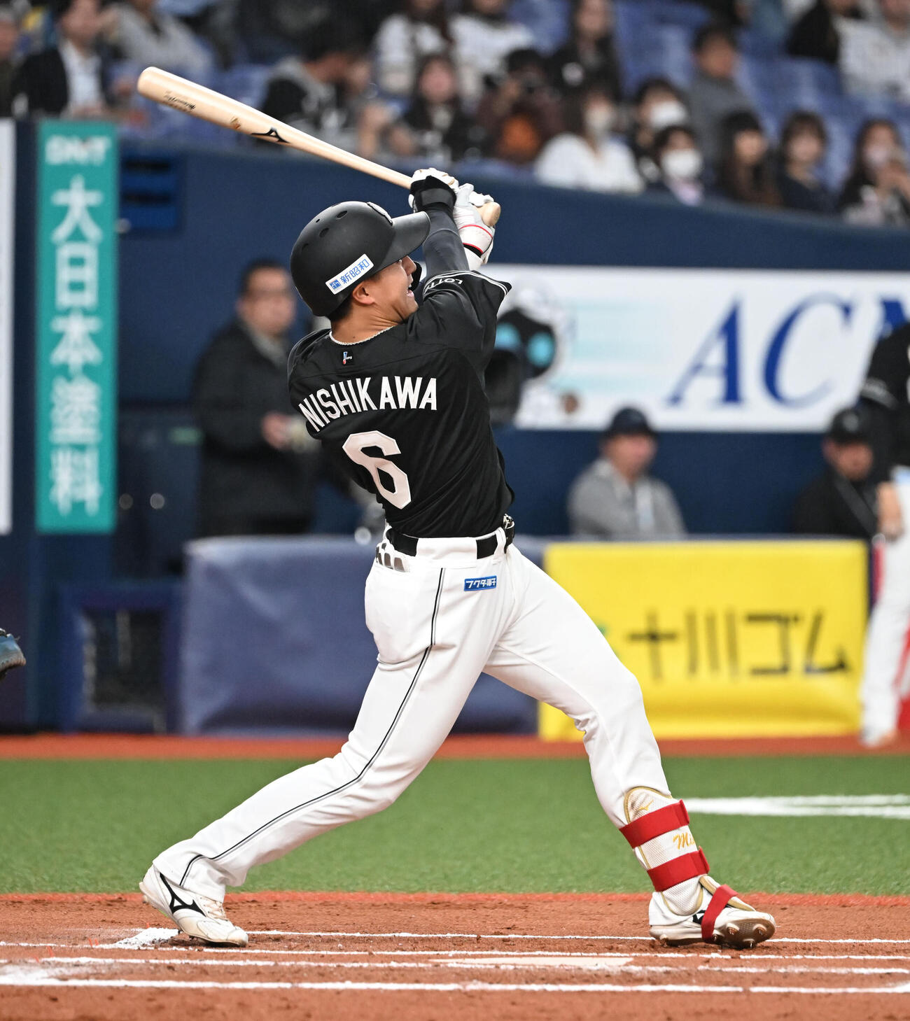 オリックス対ロッテ　6回表ロッテ1死一、二塁、中前打を放つ西川（撮影・和賀正仁）
