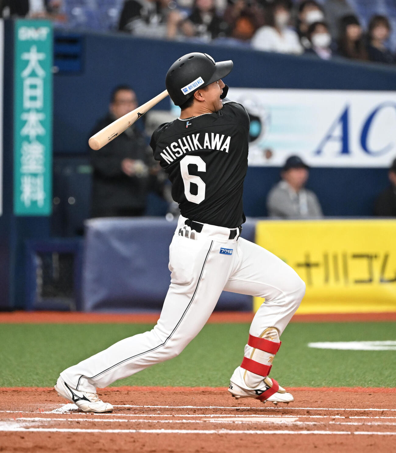 オリックス対ロッテ　6回表ロッテ1死一、二塁、中前打を放つ西川（撮影・和賀正仁）