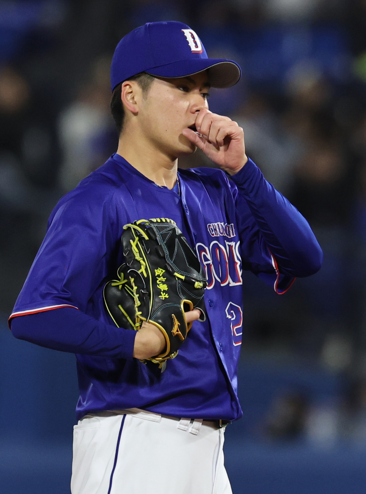 DeNA対中日　手に息をかける中日金丸（撮影・野上伸悟）