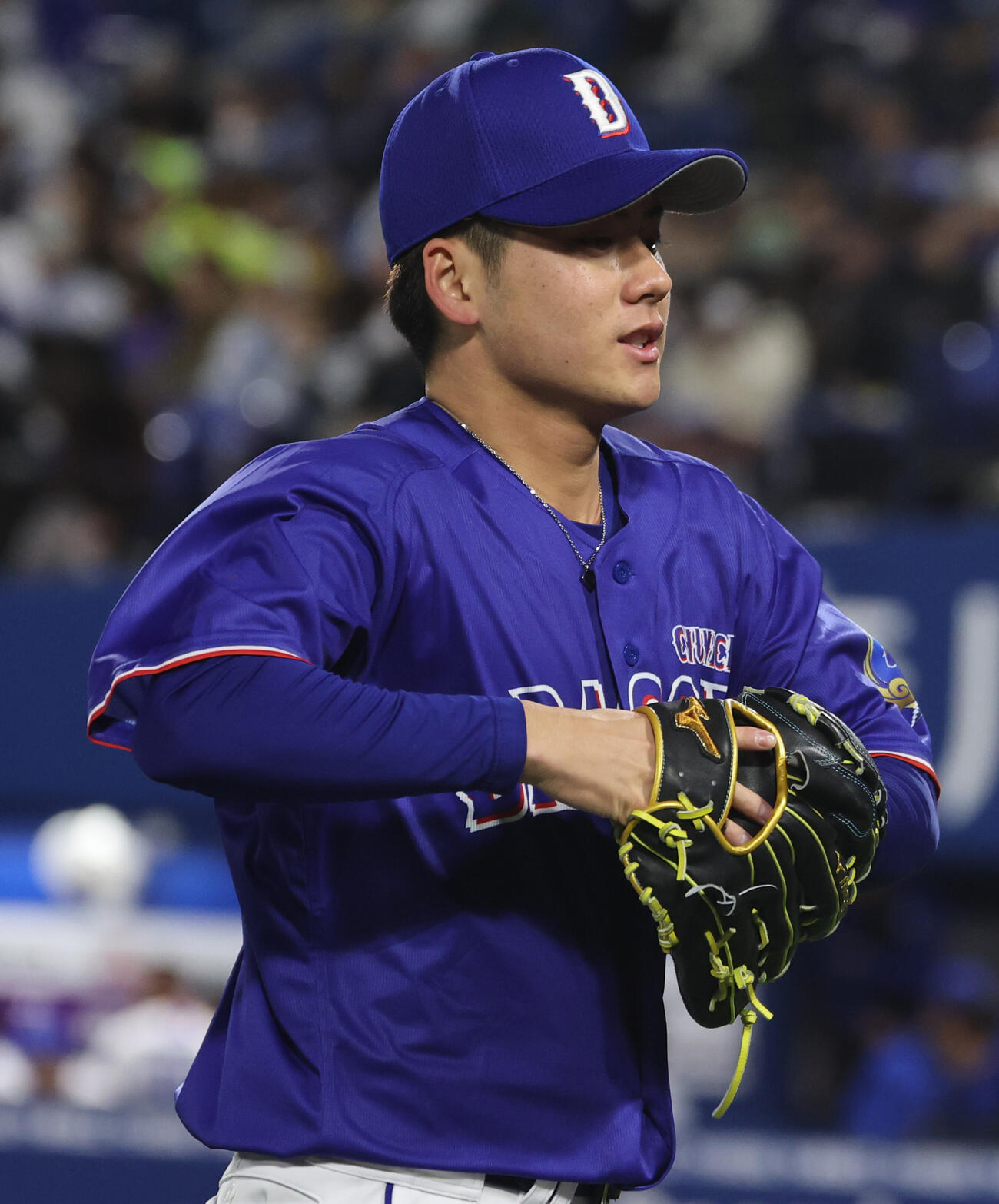 DeNA対中日　1回裏を終えベンチに戻る金丸（撮影・野上伸悟）