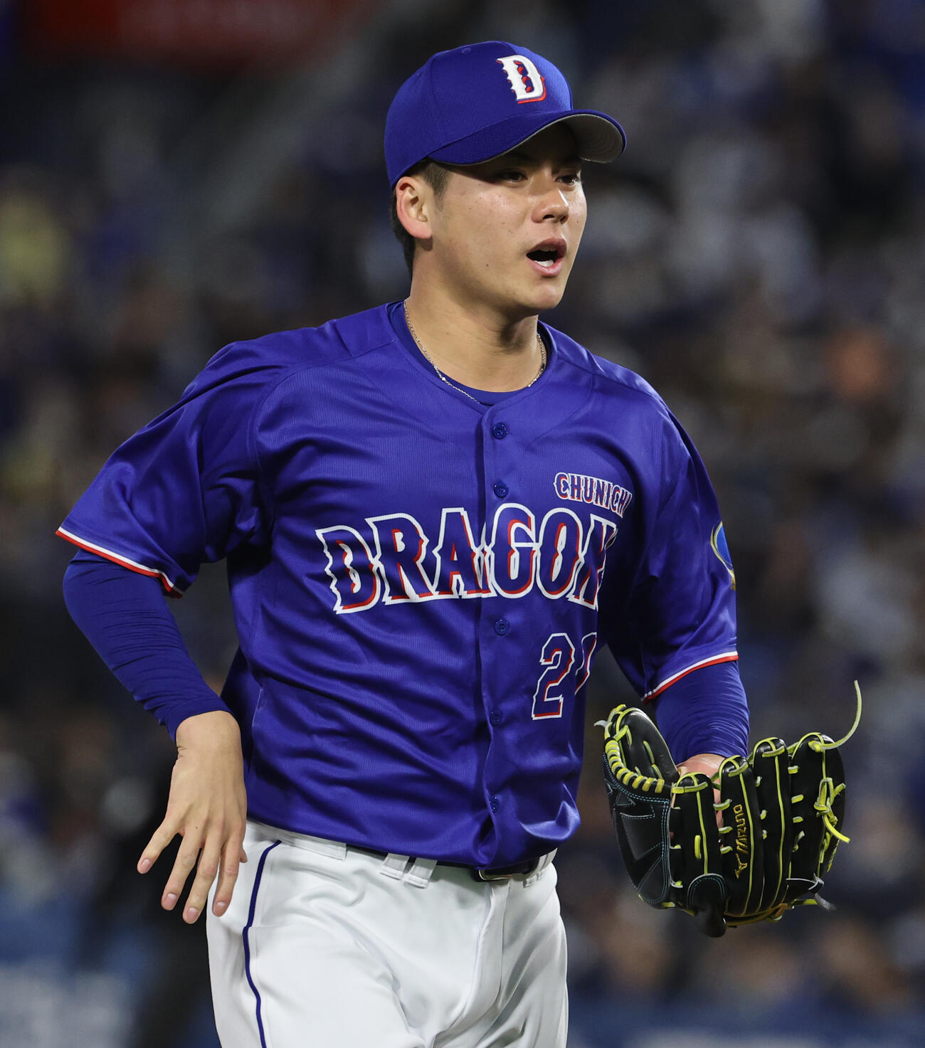 DeNA対中日　1回裏を終えベンチに戻る金丸（撮影・野上伸悟）