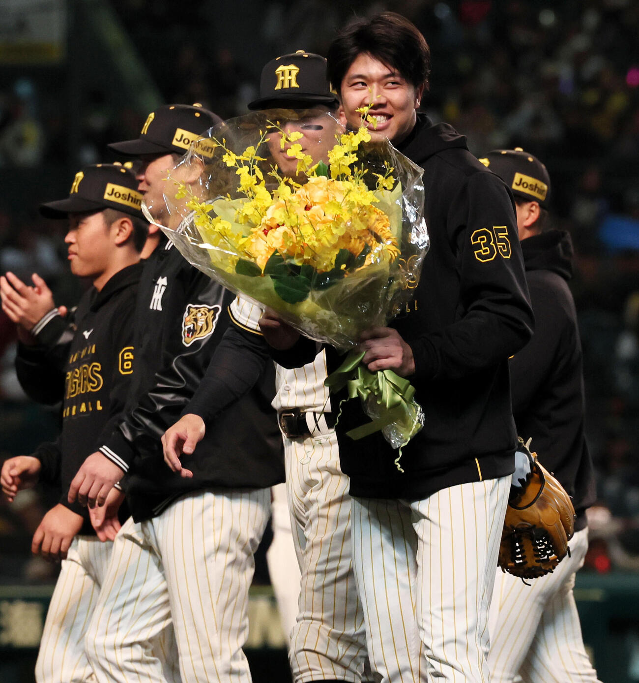 阪神対ヤクルト　阪神才木はリーグタイ記録となる1試合奪三振「16」を記録し花束を手に笑顔を見せる（撮影・加藤哉）