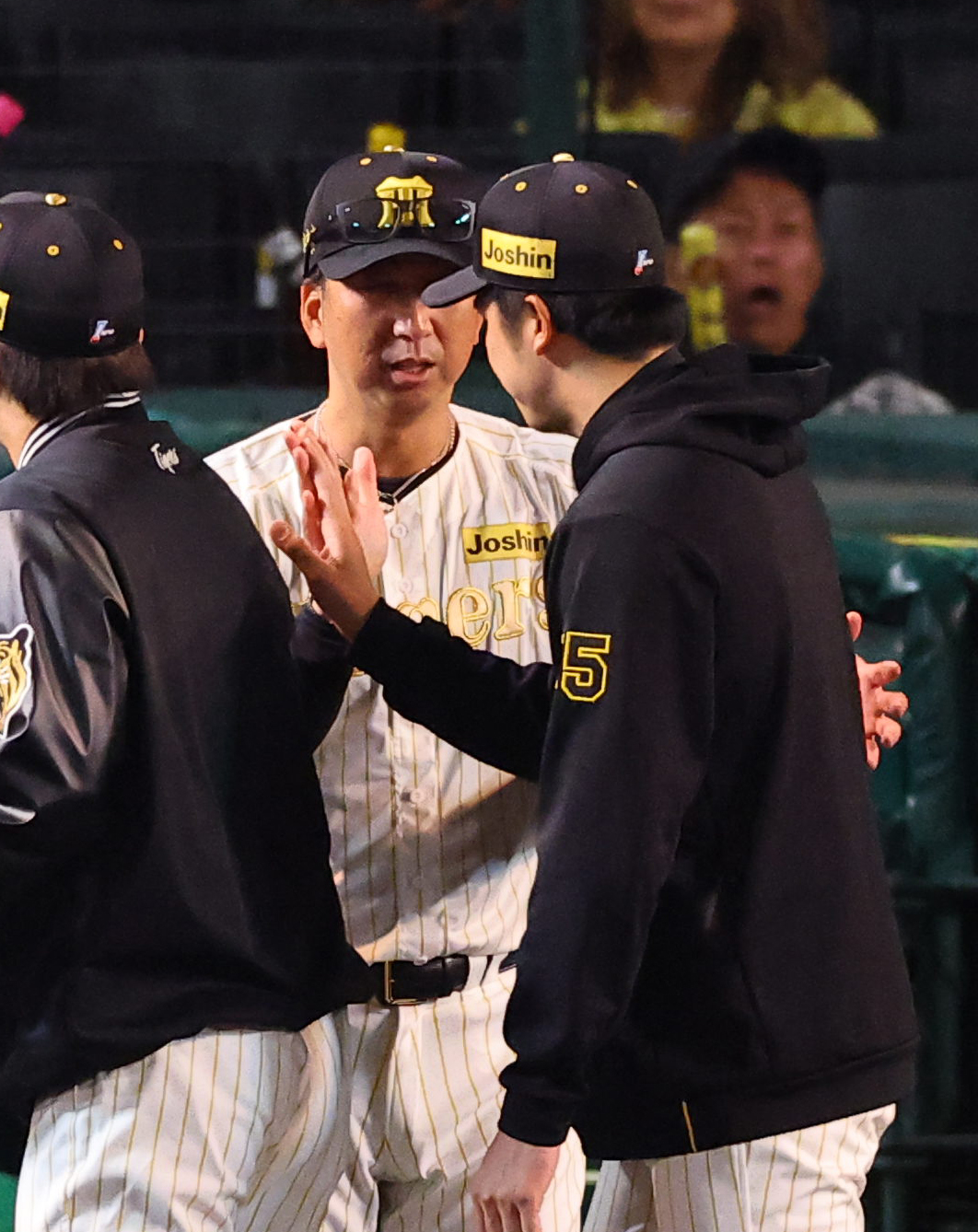 阪神対ヤクルト　16奪三振でセ・リーグタイ記録を達成した才木（右）とハイタッチする藤川監督（撮影・上田博志）
