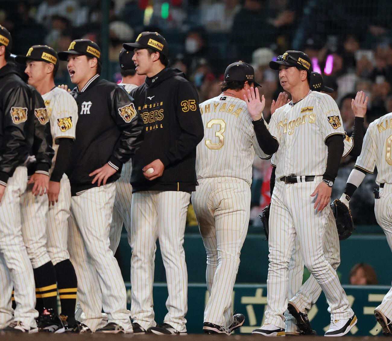 阪神対ヤクルト　ヤクルトに勝利した藤川監督（右）はベンチ前でナインとタッチをかわす（撮影・上山淳一）