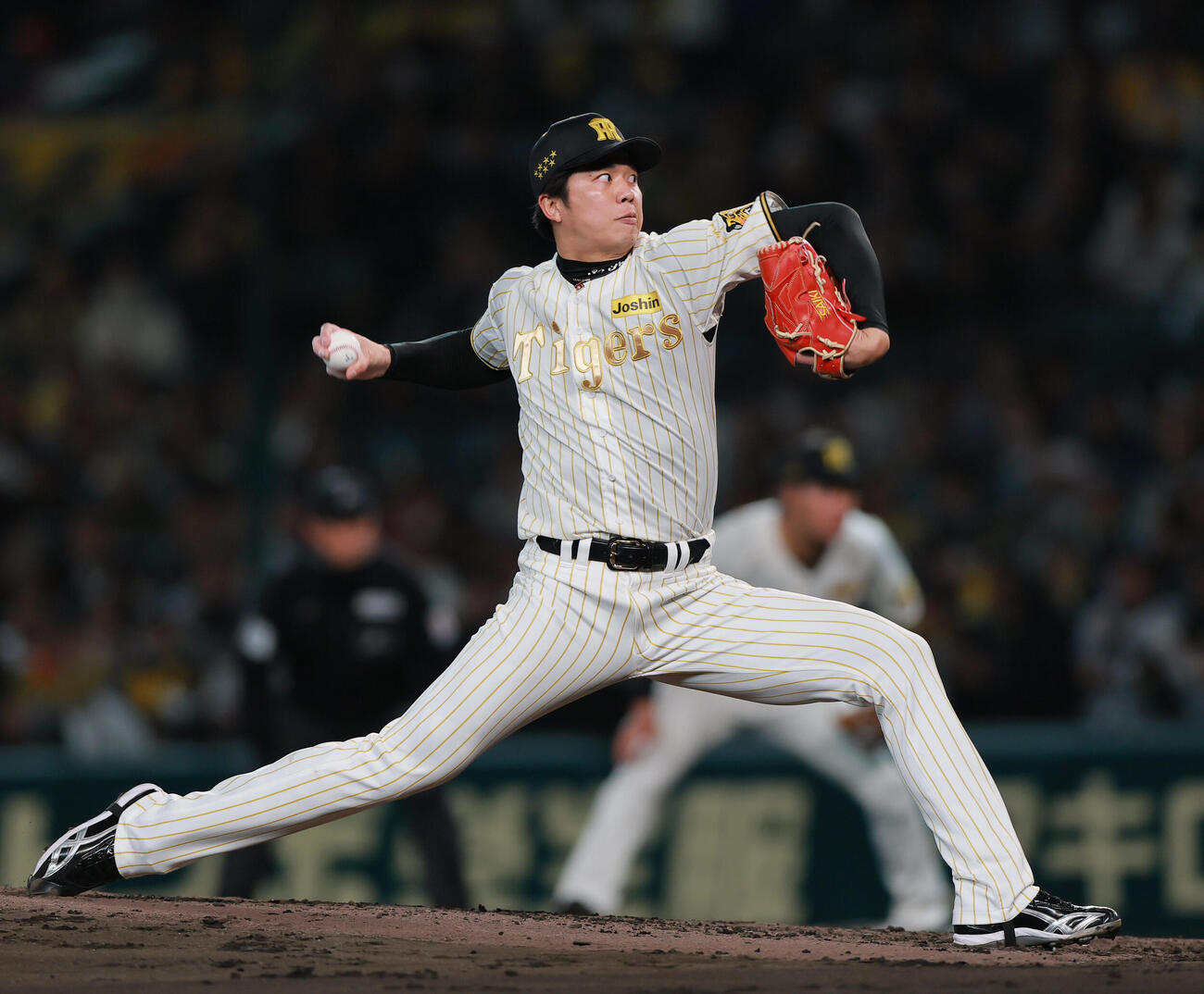阪神対ヤクルト　力投する阪神先発の才木（撮影・上山淳一）