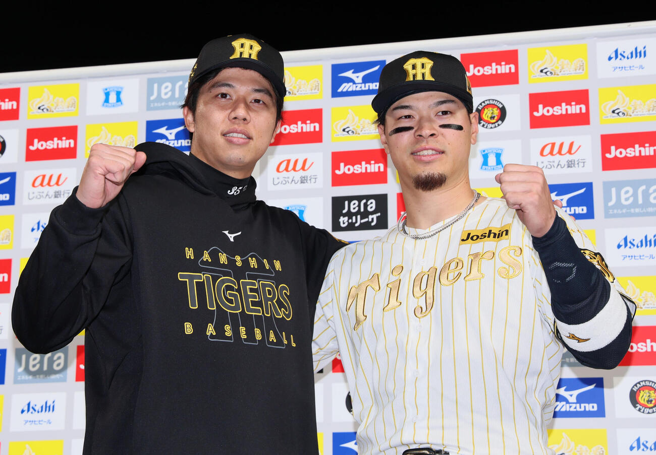 阪神対ヤクルト　ヒーローインタビューを終えポーズを決める阪神才木（左）と佐藤（撮影・加藤哉）