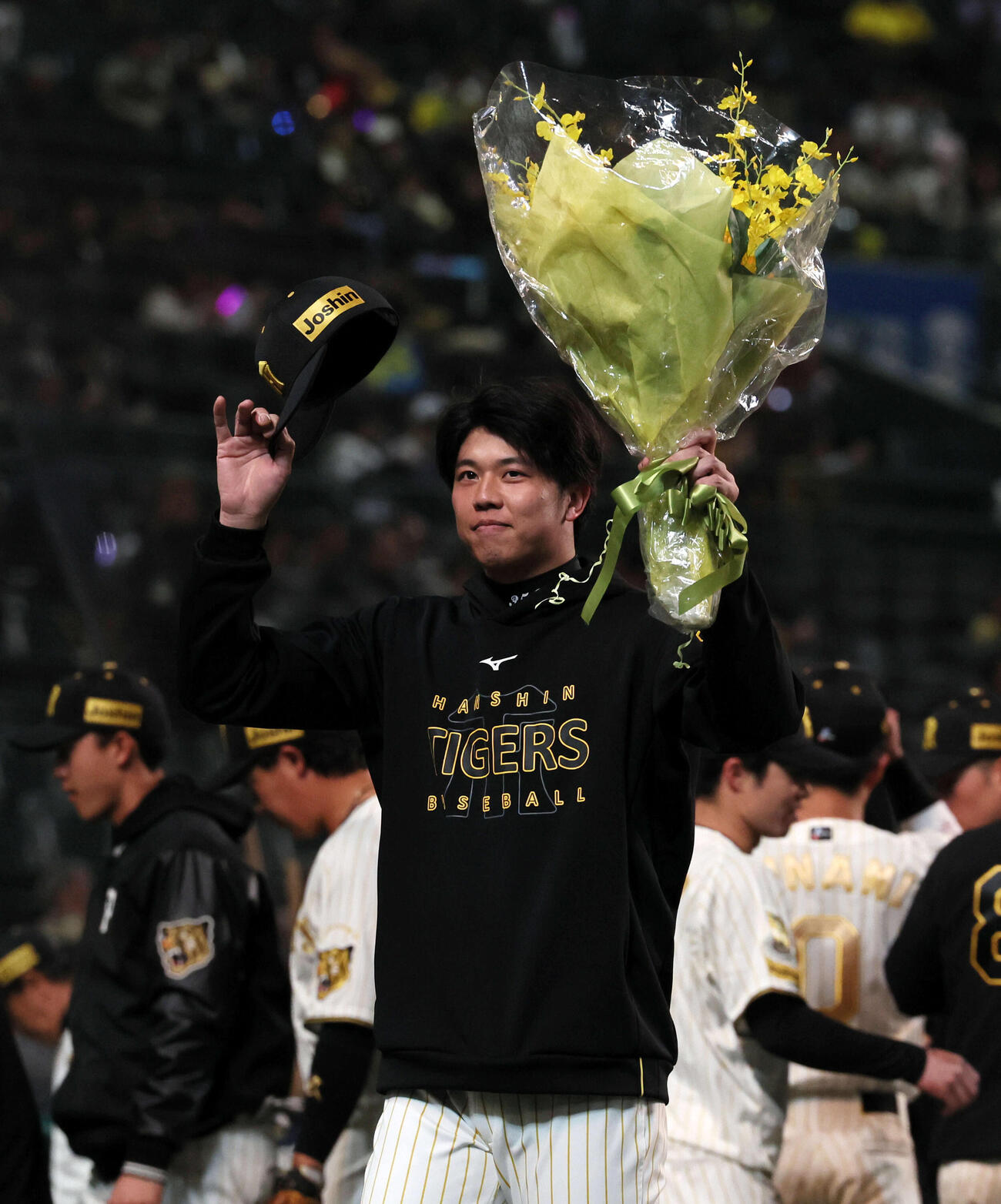 阪神対ヤクルト　阪神才木はリーグ記録に並ぶ1試合奪三振「16」を記録し花束を手に笑顔を見せる（撮影・加藤哉）