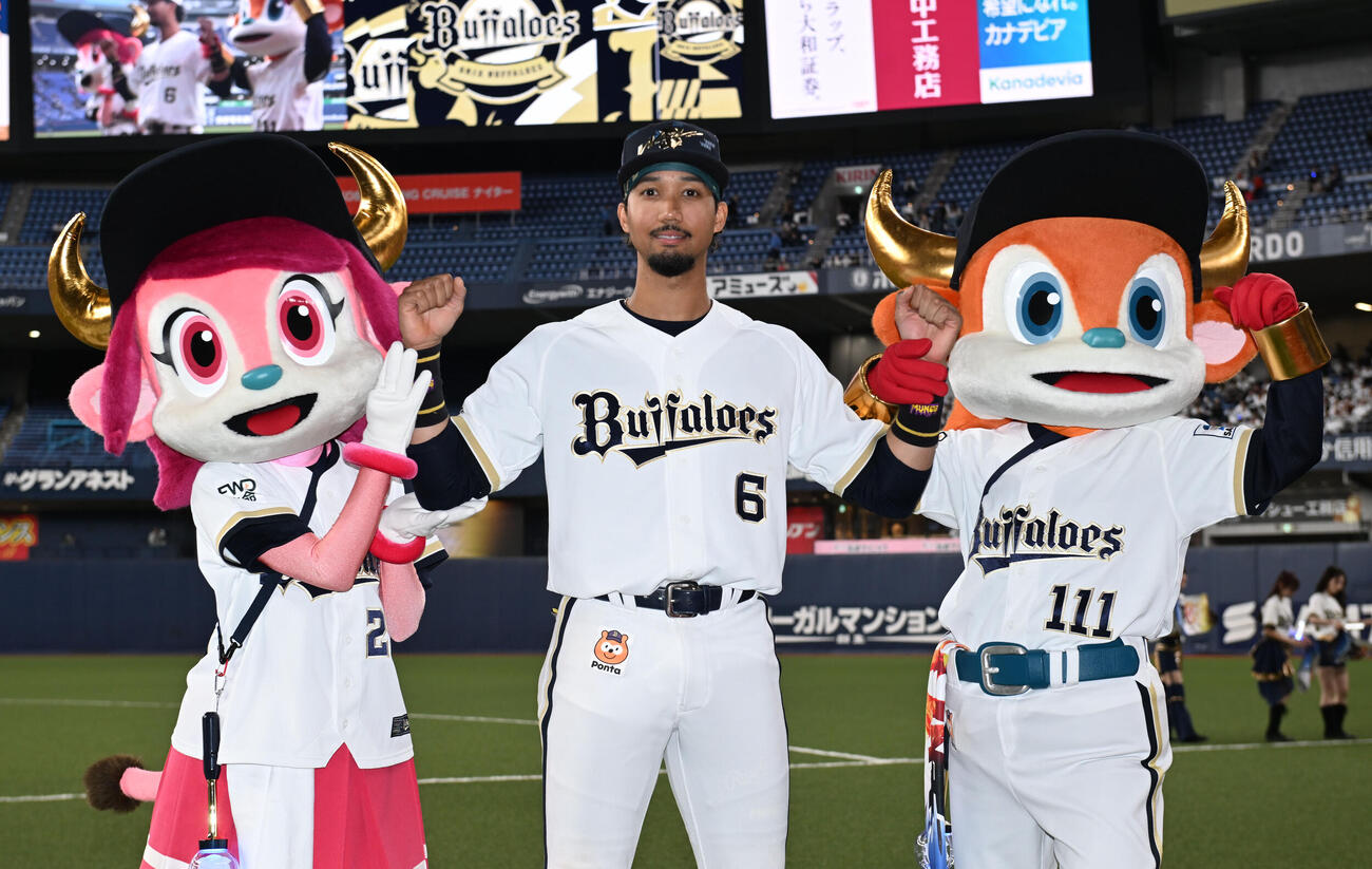 オリックス対ロッテ　ヒーローインタビュー後、ポーズを決める宗（撮影・和賀正仁）