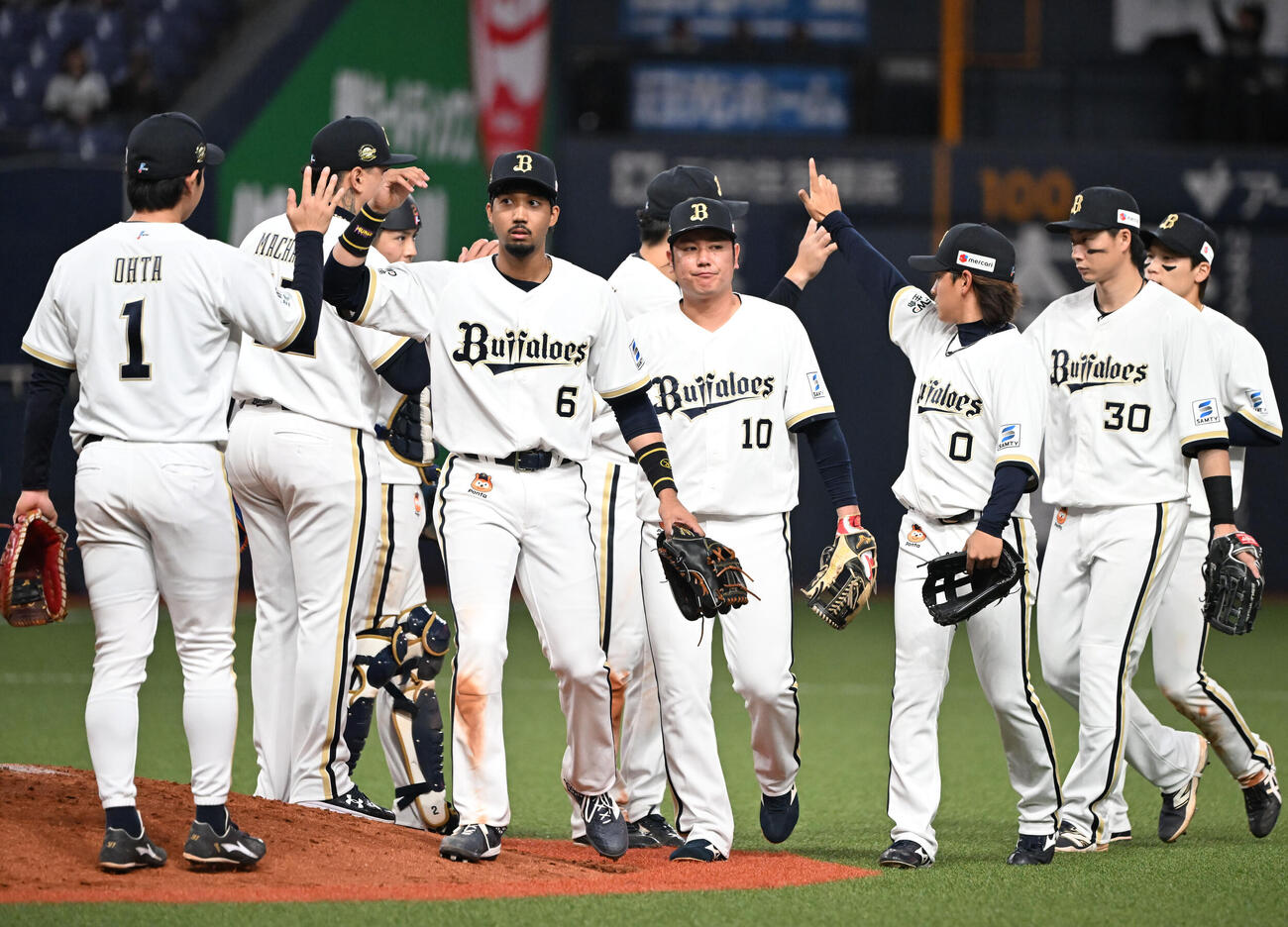 オリックス対ロッテ　ロッテに勝利しタッチするオリックス宗ら（撮影・和賀正仁）