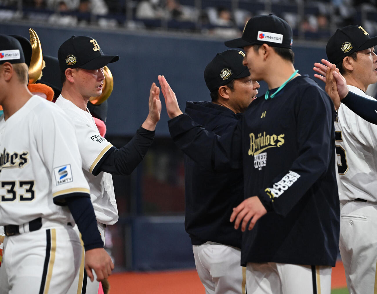 オリックス対ロッテ　ロッテに勝利しタッチするオリックス岸田監督（左）と高島（撮影・和賀正仁）