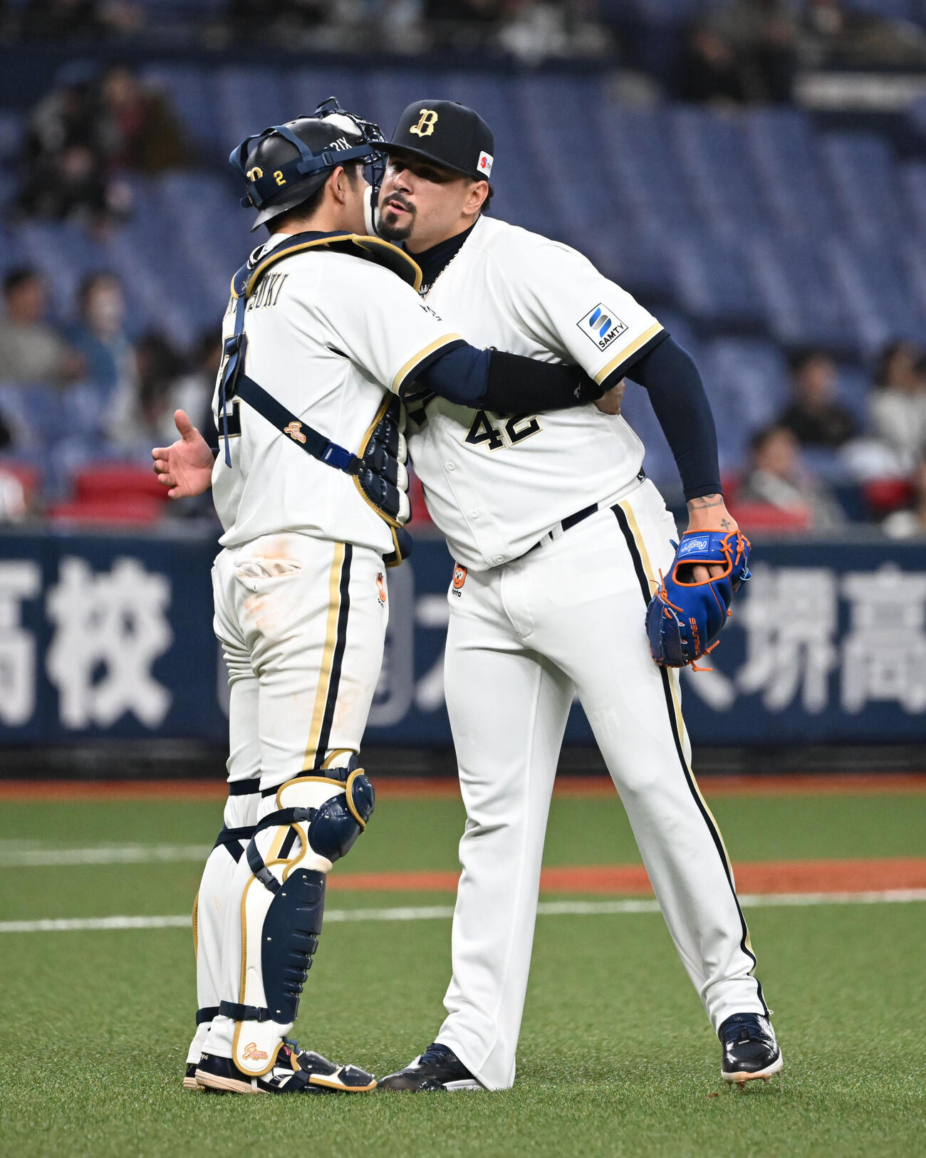 オリックス対ロッテ　ロッテに勝利し若月（左）と抱き合うオリックス・マチャド（撮影・和賀正仁）