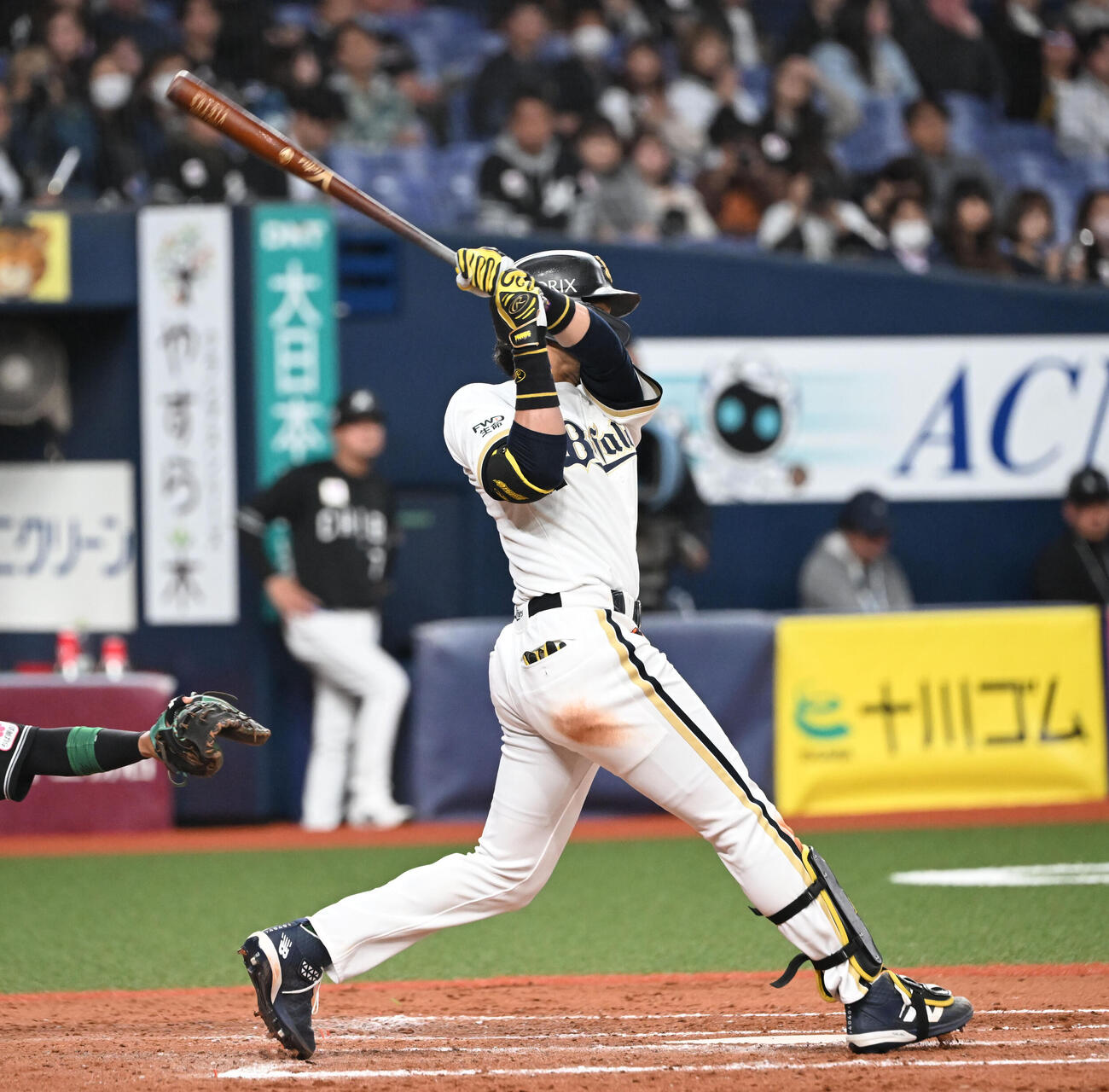 オリックス対ロッテ　7回裏オリックス2死一、三塁、右前適時打を放つ宗（撮影・和賀正仁）