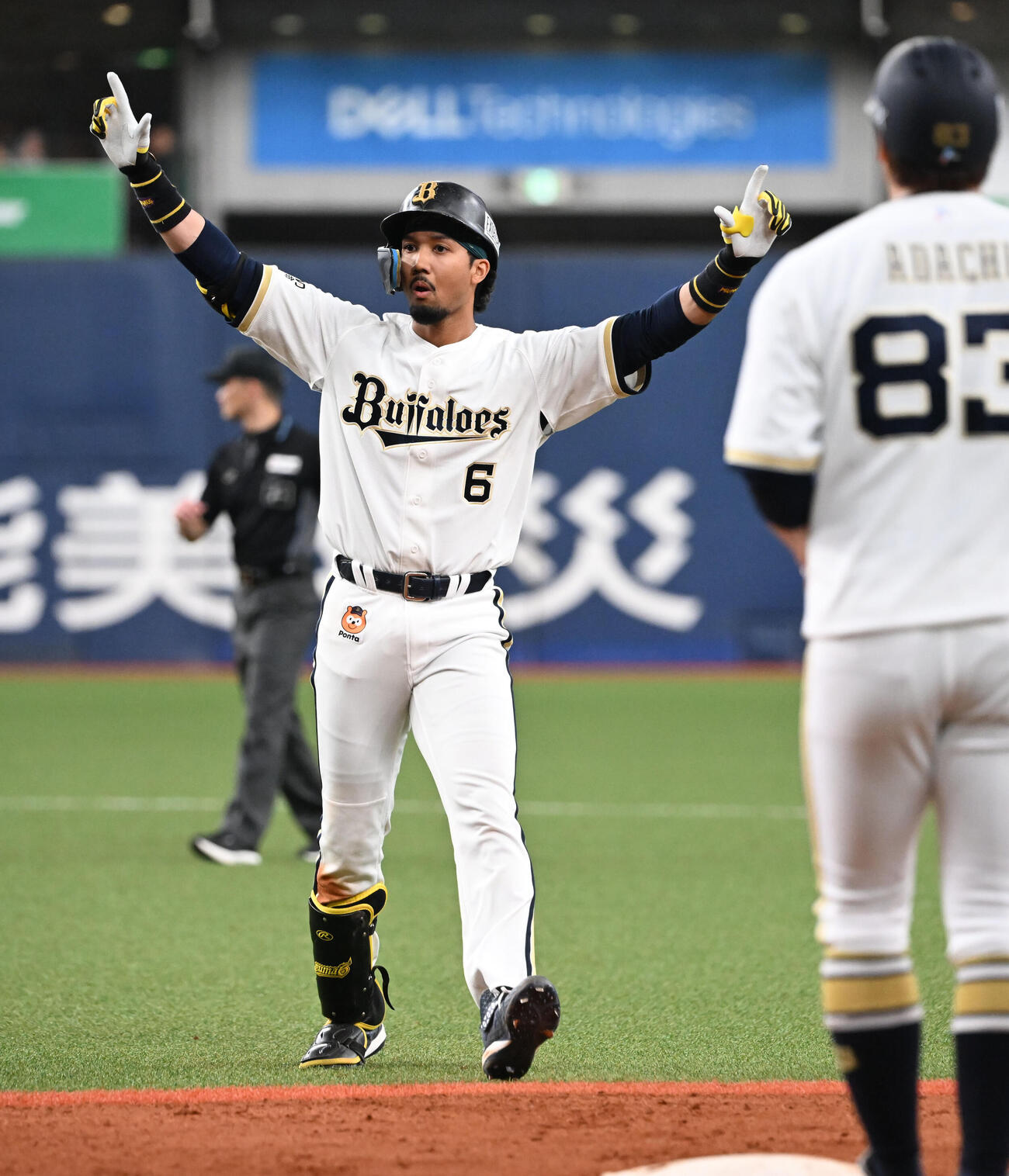 オリックス対ロッテ　7回裏オリックス2死一、三塁、右前適時打を放った宗はポーズ（撮影・和賀正仁）