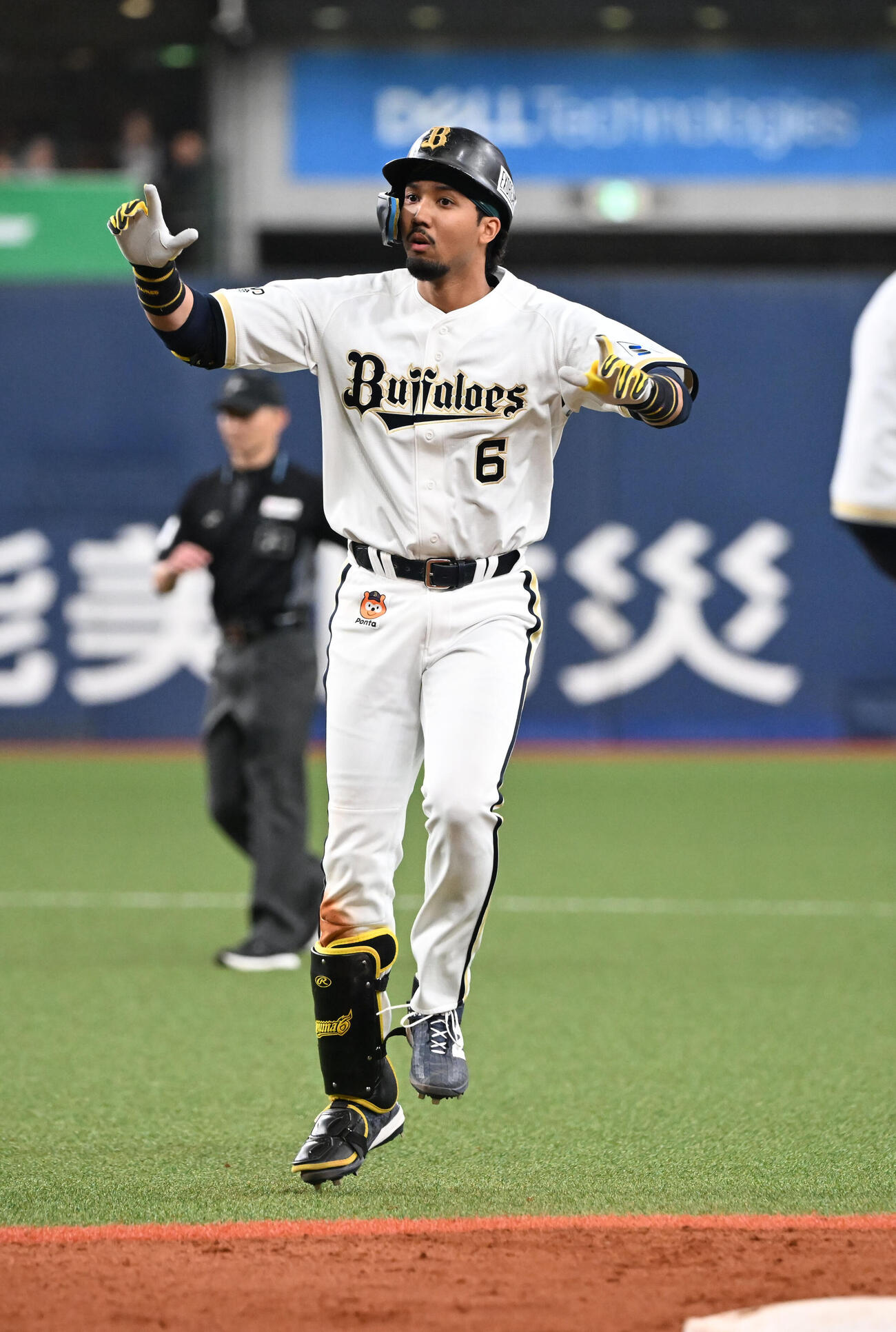オリックス対ロッテ　7回裏オリックス2死一、三塁、右前適時打を放った宗はポーズ（撮影・和賀正仁）