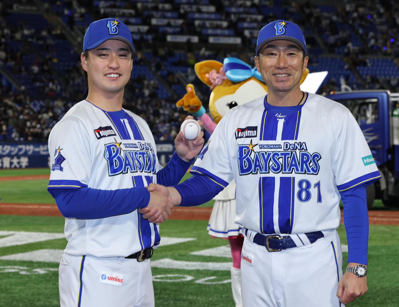 DeNA対中日　プロ初勝利を挙げ相川監督（右）と喜ぶDeNA橋本（撮影・野上伸悟）