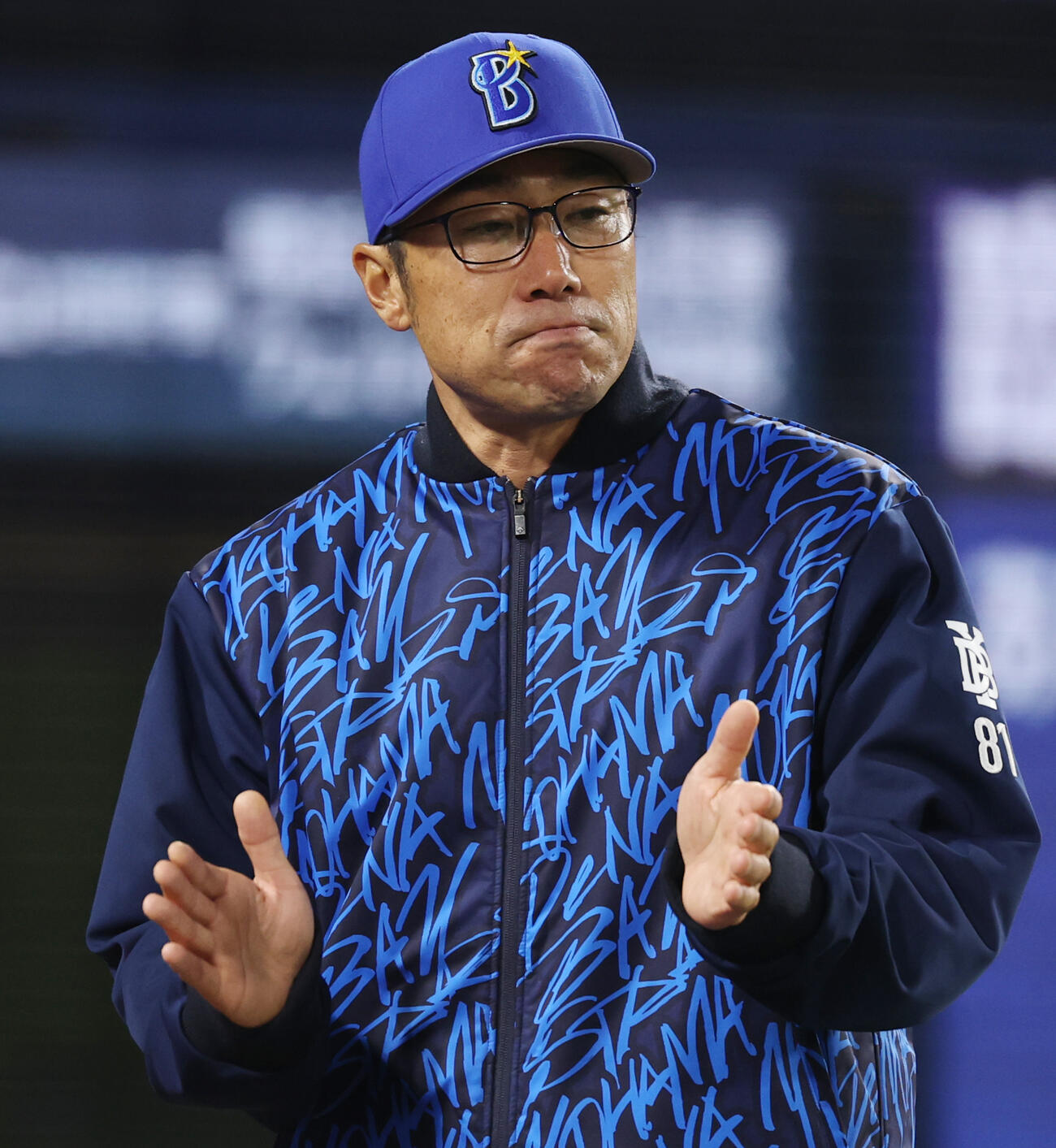 DeNA対中日　選手交代を告げベンチに戻るDeNA相川監督（撮影・野上伸悟）