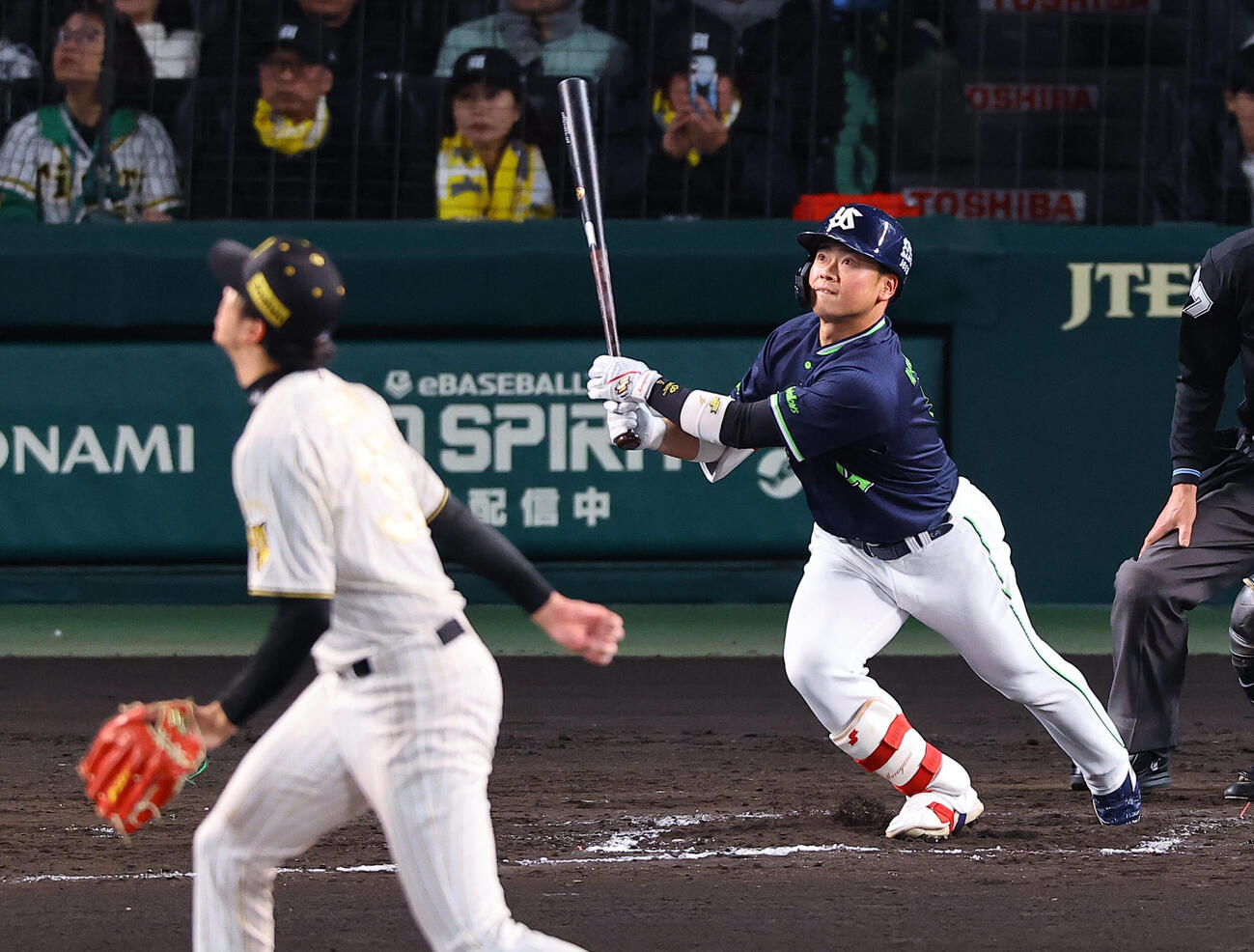 阪神対ヤクルト　7回表ヤクルト2死一塁、丸山和は2点本塁打を放つ（撮影・上田博志）