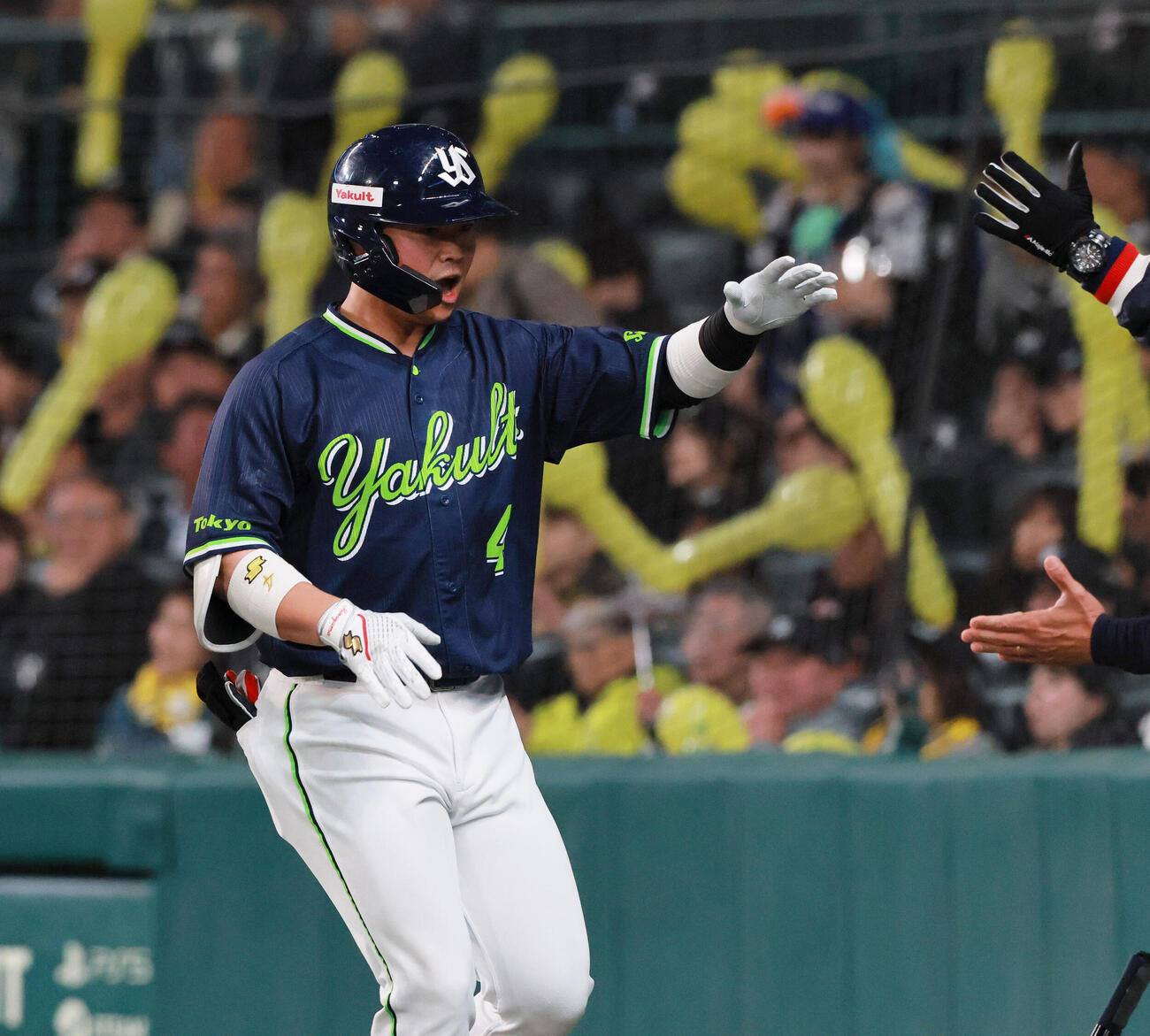 阪神対ヤクルト　7回表ヤクルト2死一塁、丸山和は2点本塁打を放ち喜ぶ（撮影・上山淳一）