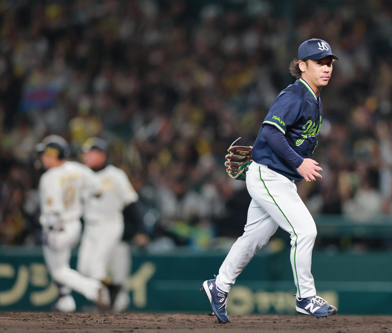 阪神対ヤクルト　4回裏阪神2死一、二塁、木浪の二ゴロを二塁手伊藤が後逸しカバーに向かう小川（手前）（撮影・上山淳一）