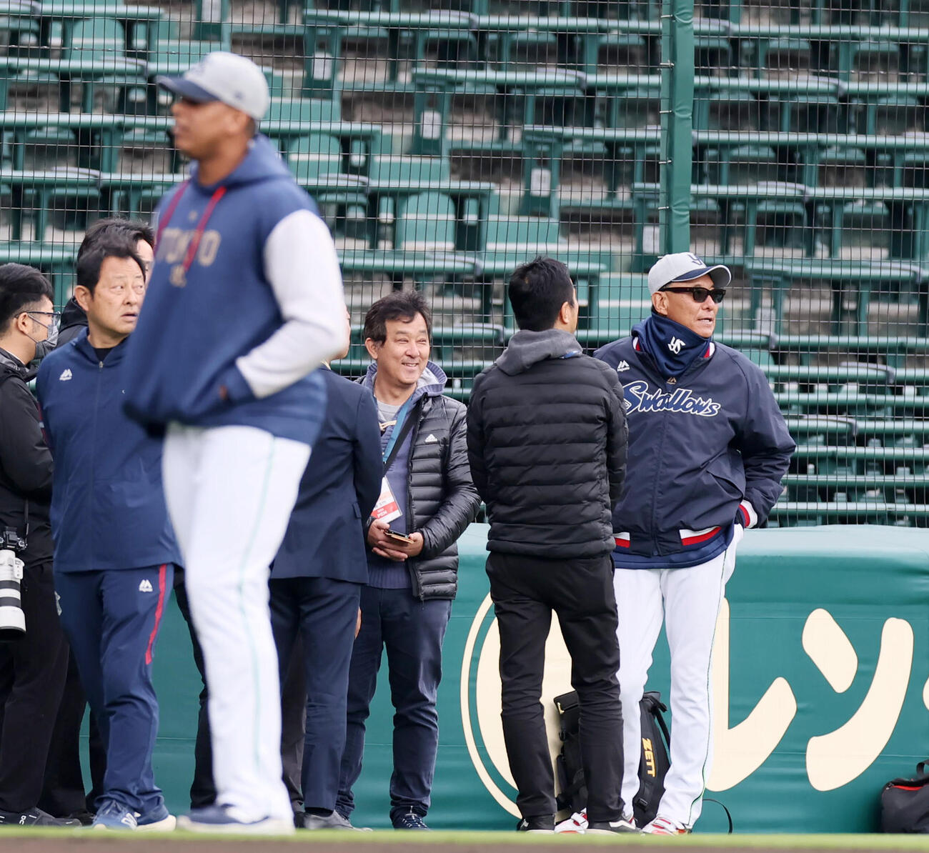 阪神対ヤクルト　練習開始前、記者と話すヤクルト池山監督（撮影・加藤哉）