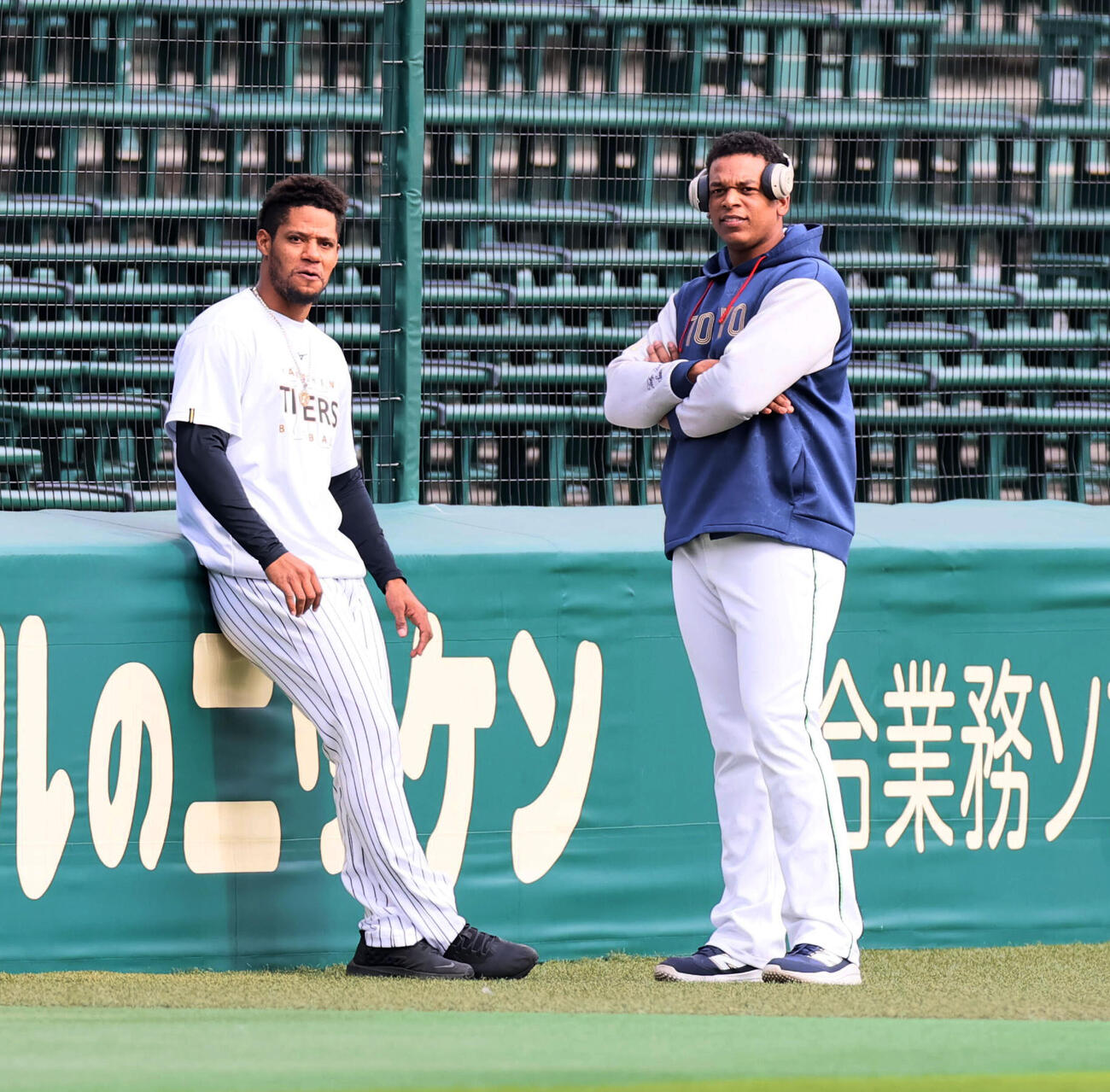 阪神対ヤクルト　ヤクルトのリランソ（右）と話す阪神モレッタ（撮影・加藤哉）
