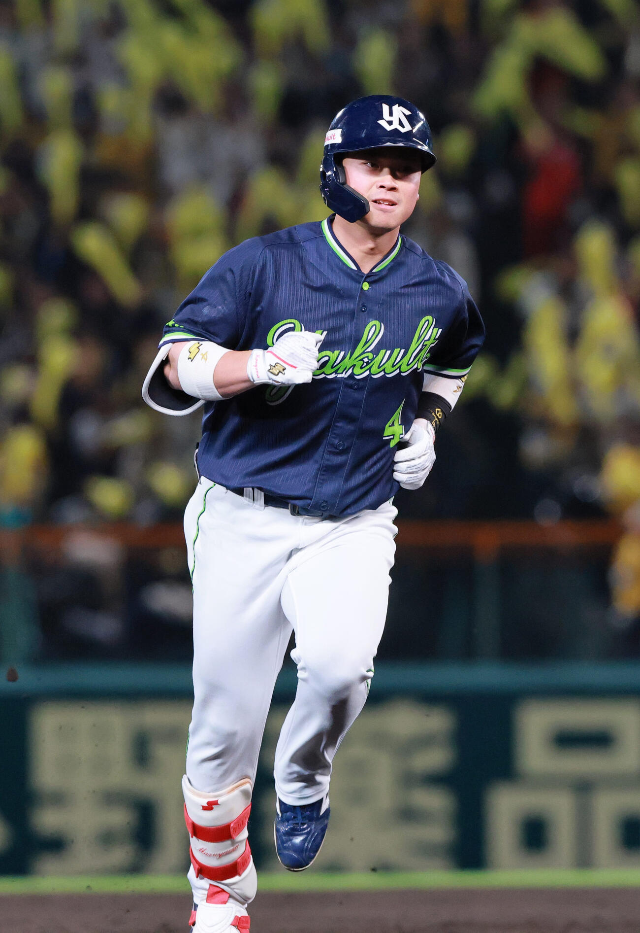 阪神対ヤクルト　7回表ヤクルト2死一塁、丸山和は2点本塁打を放ちダイヤモンドを1周する（撮影・上山淳一）