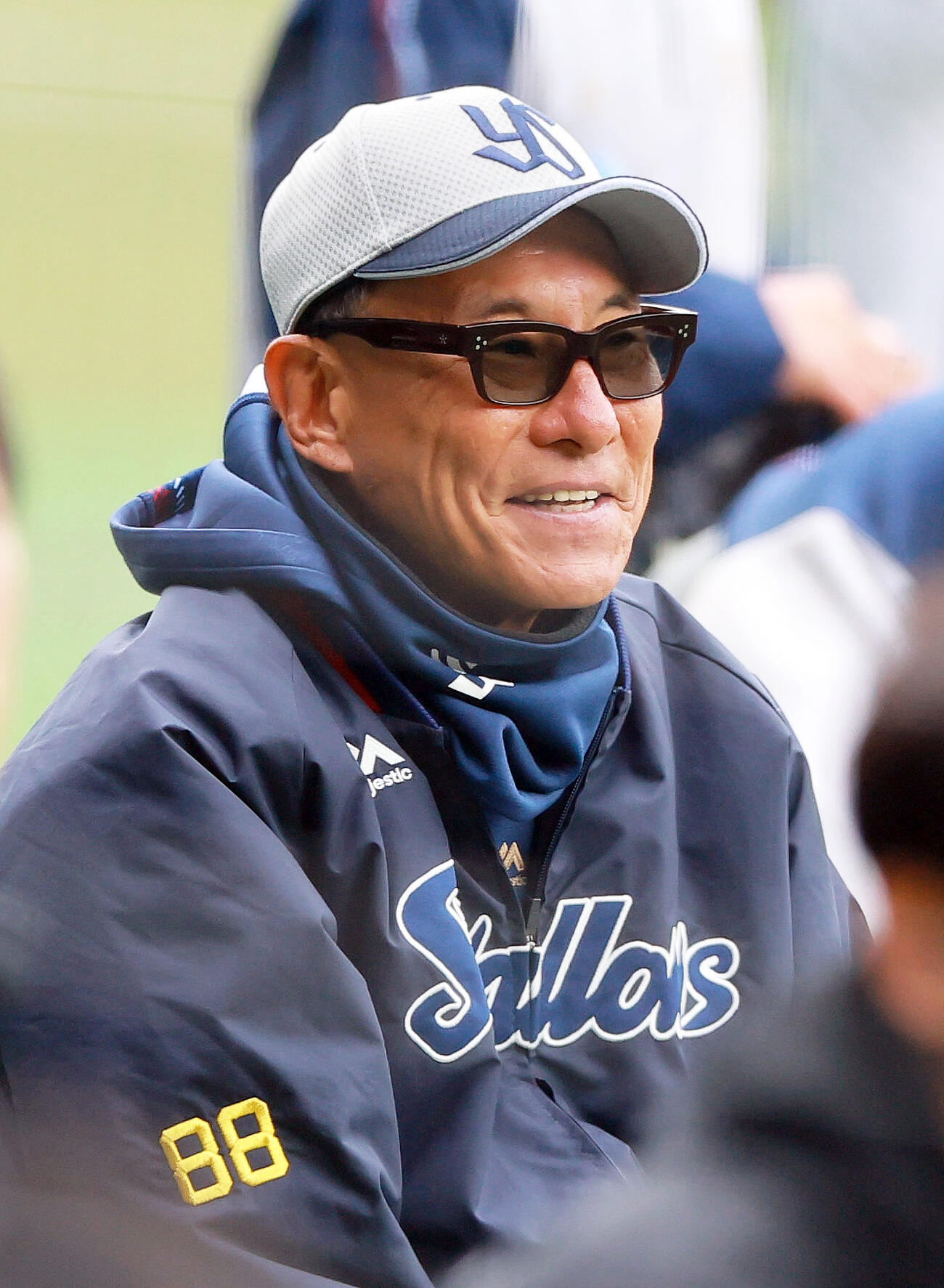 阪神対ヤクルト　試合前の練習でリラックスした表情を見せるヤクルト池山監督（撮影・上山淳一）
