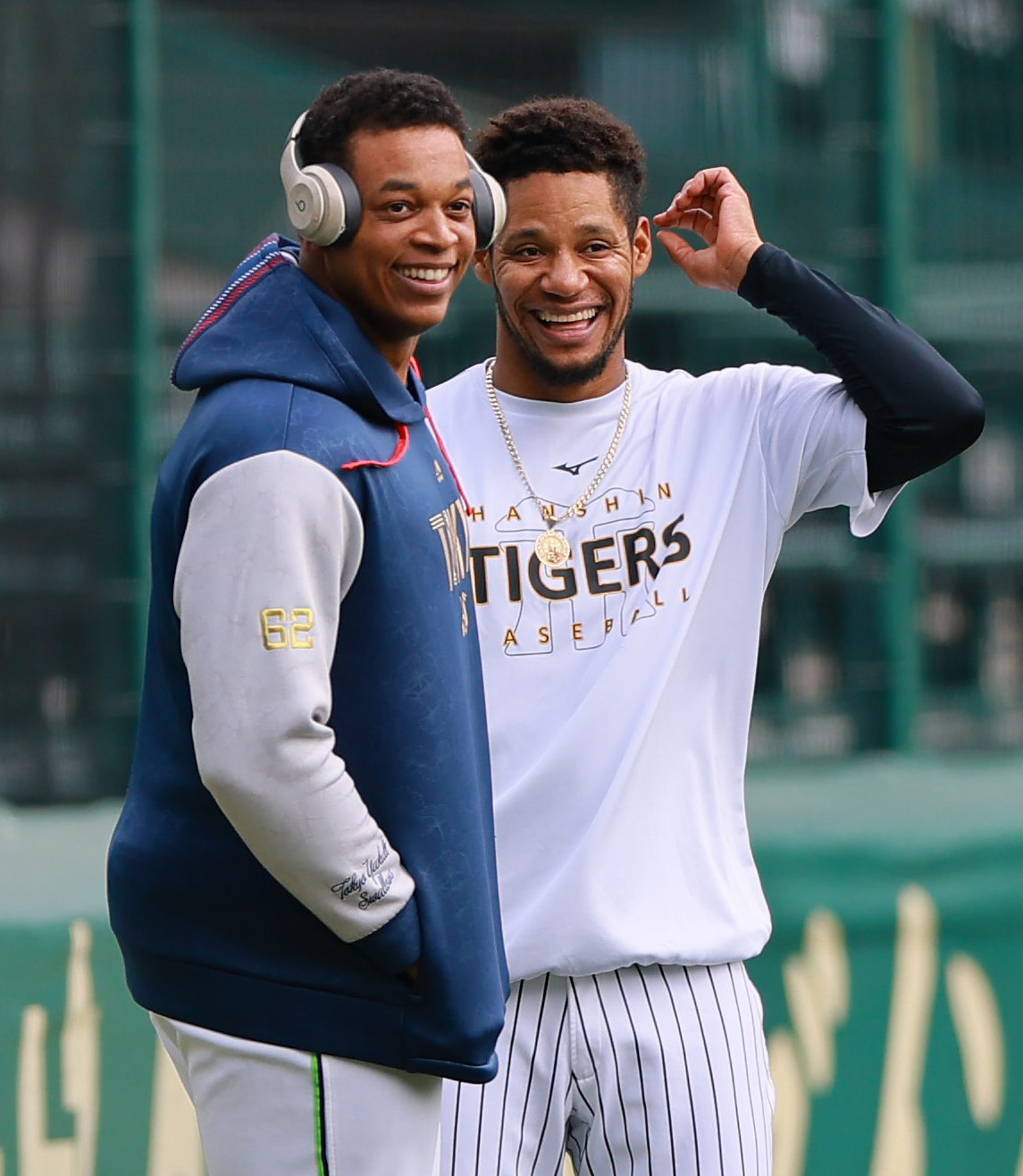 阪神対ヤクルト　試合前、ヤクルトリランソ（手前）と笑顔で話す阪神モレッタ（撮影・上山淳一）