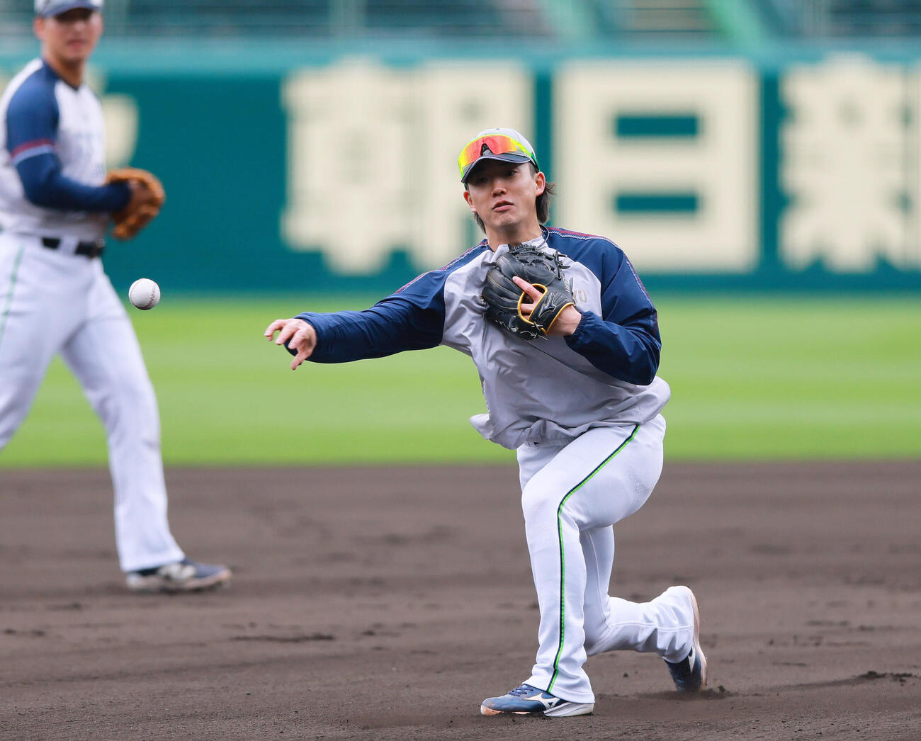 阪神対ヤクルト　試合前川右京、シートノックするヤクルト長岡（撮影・上山淳一）