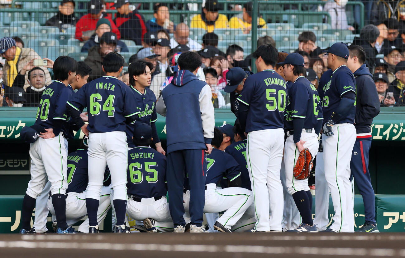 阪神対ヤクルト　試合前の円陣を組むヤクルトナイン（撮影・加藤哉）