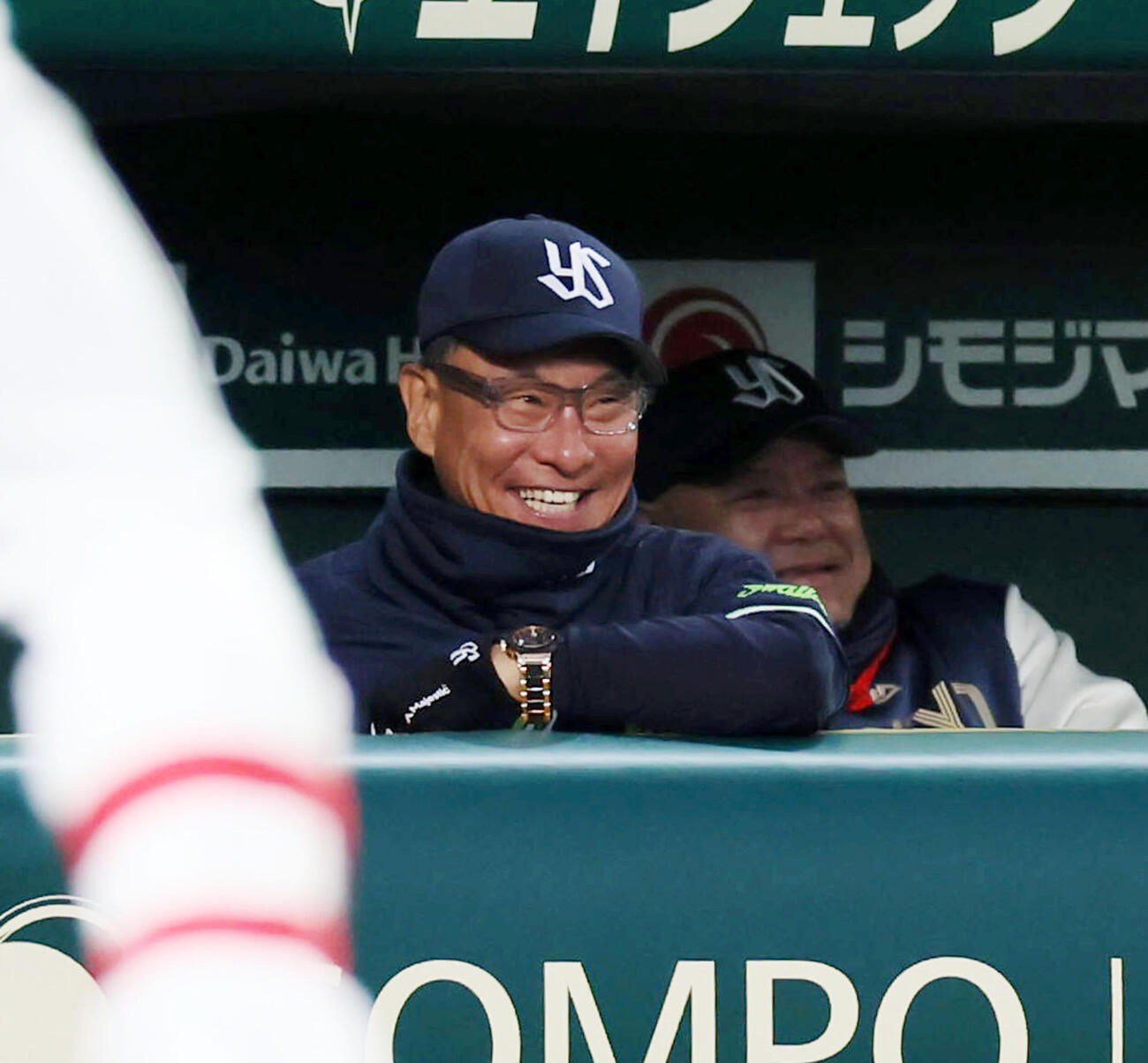 阪神対ヤクルト　3回表、ベンチで笑顔を見せるヤクルト池山監督（撮影・加藤哉）