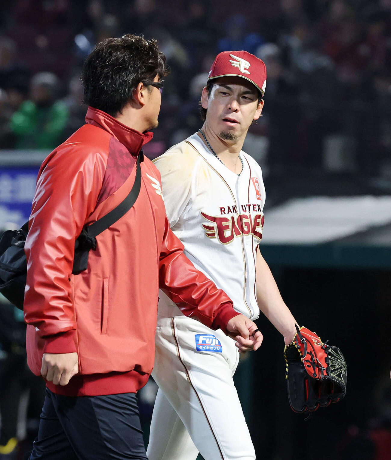 楽天対日本ハム　4回表、降板する楽天前田健（撮影・鈴木正人）　