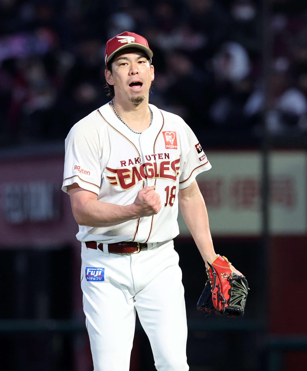楽天対日本ハム　1回表、日本ハムの攻撃を抑えガッツポーズで雄たけびを上げる楽天前田健（撮影・鈴木正人）　