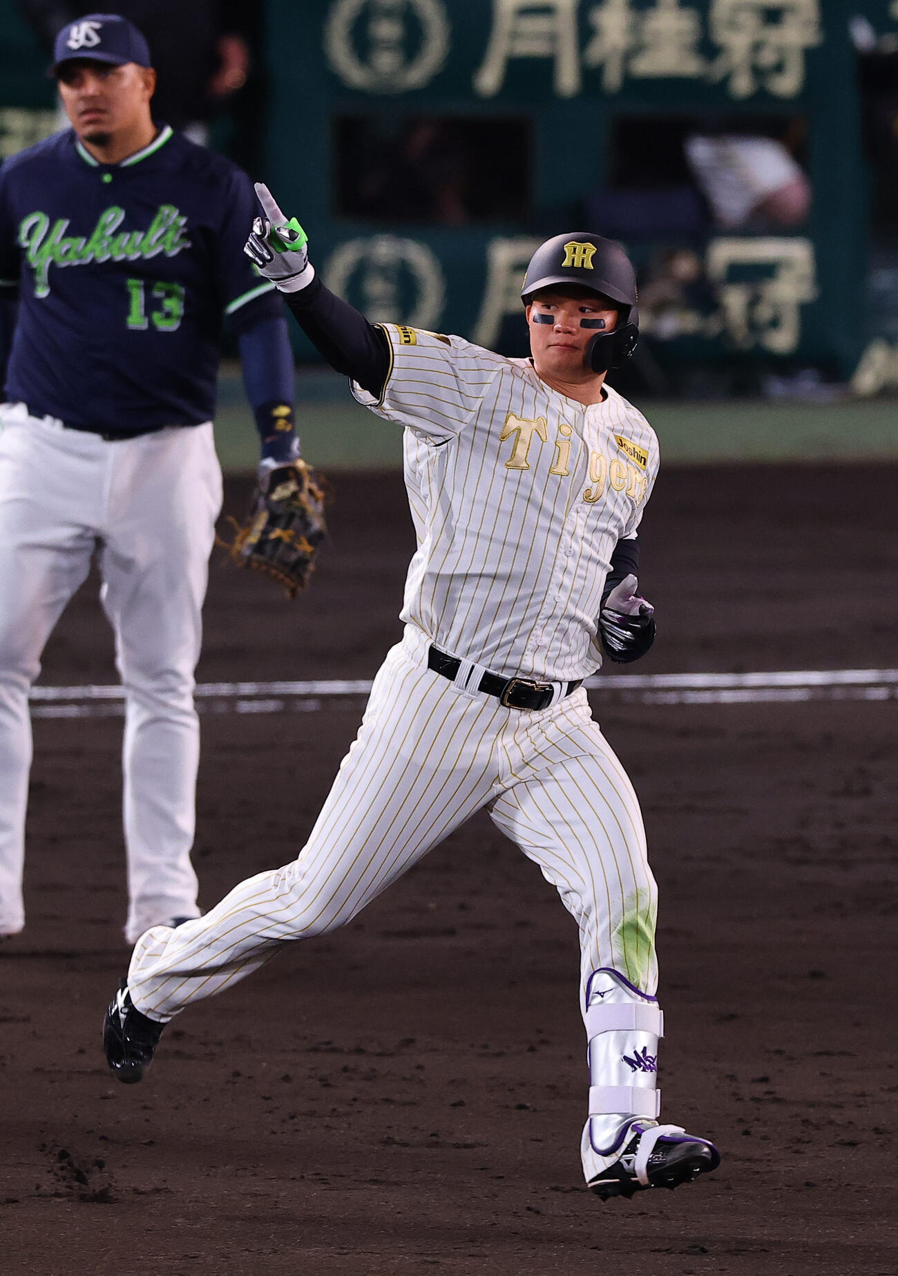 阪神対ヤクルト　5回裏阪神2死二塁、森下は2点本塁打を放ちポーズをとる（撮影・上田博志）