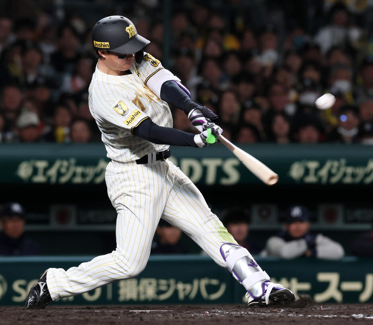 阪神対ヤクルト　5回裏阪神2死二塁、森下は2点本塁打を放つ（撮影・加藤哉）