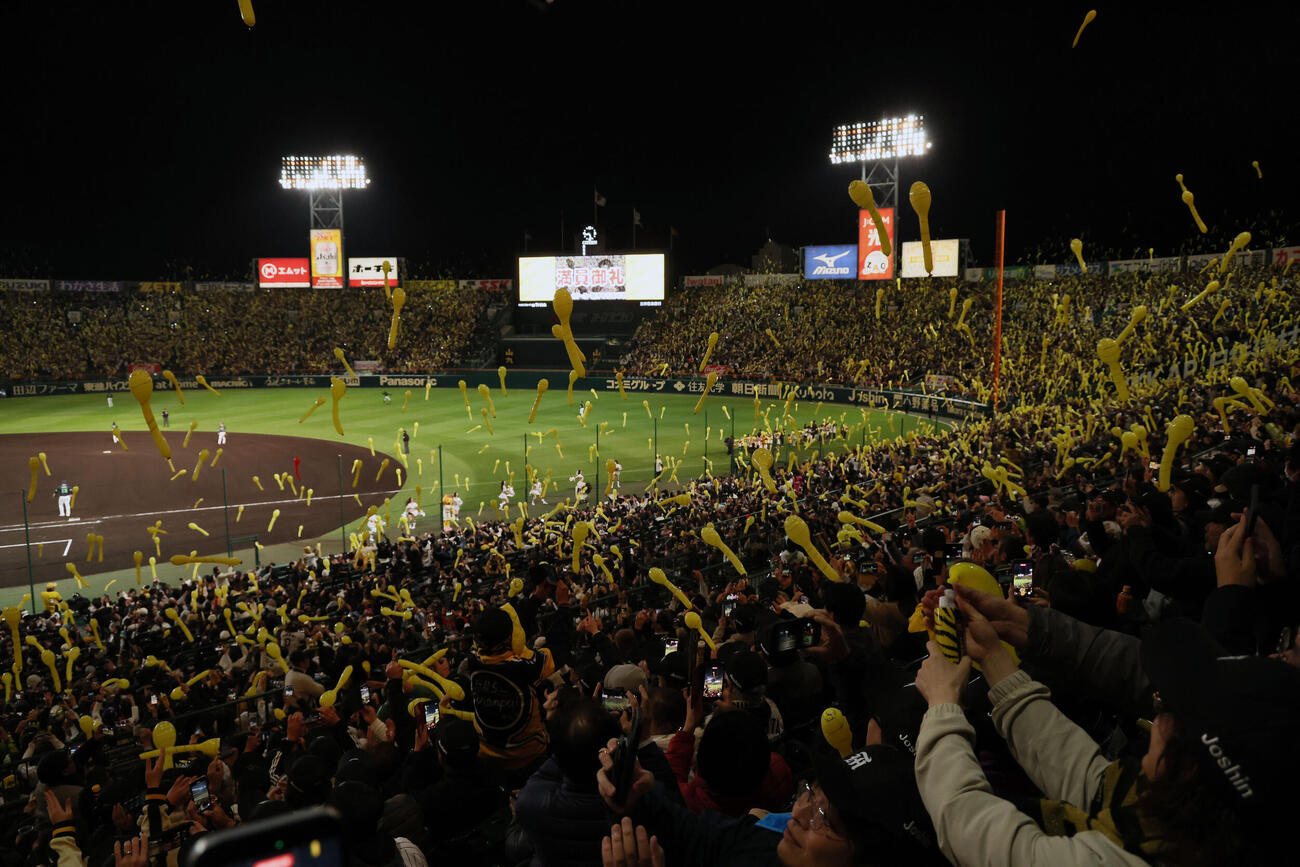 阪神対ヤクルト　7回裏を前にジェット風船を使った応援が復活した甲子園球場（撮影・加藤哉）