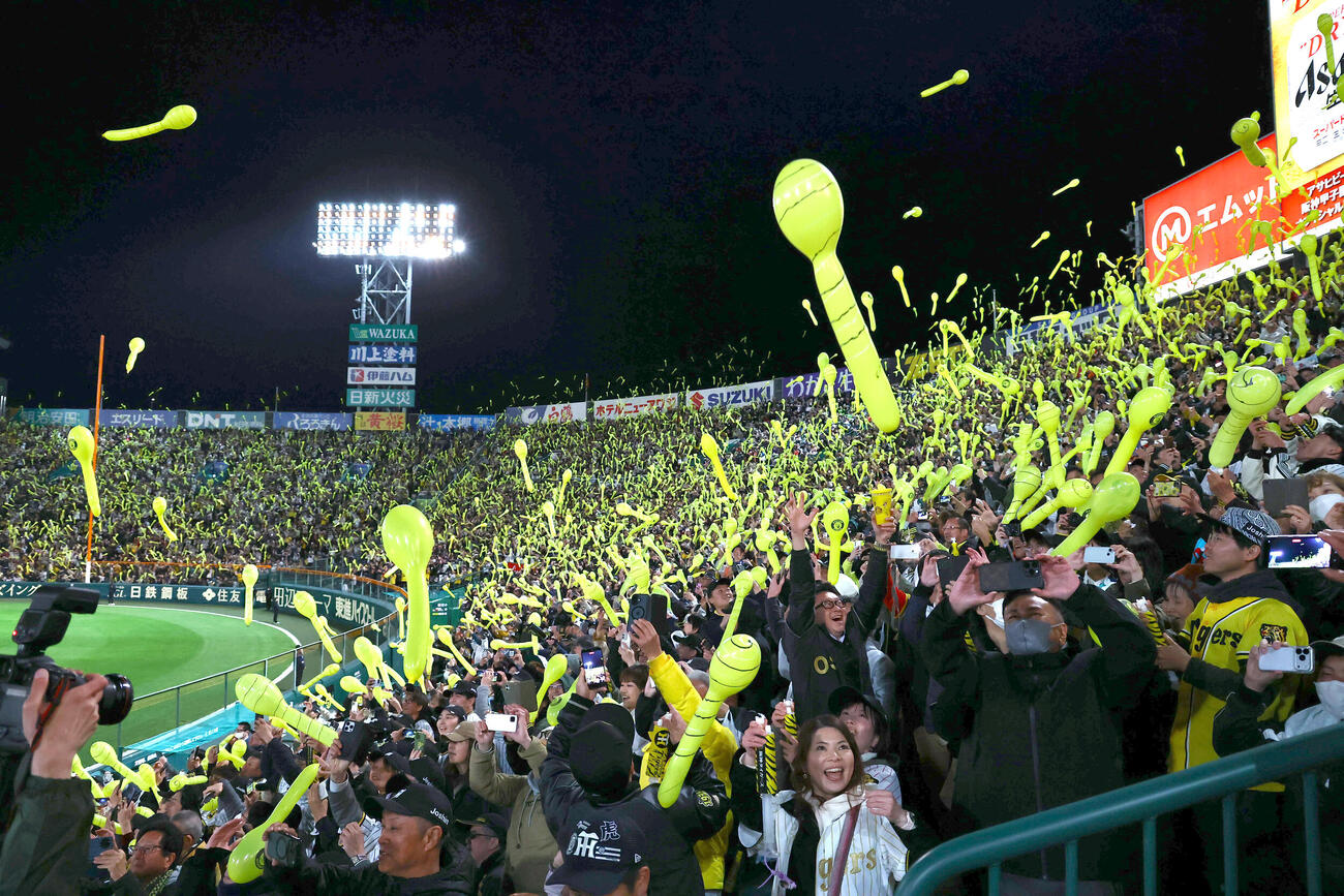 阪神対ヤクルト　7回にジェット風船を飛ばす阪神ファン（撮影・上田博志）