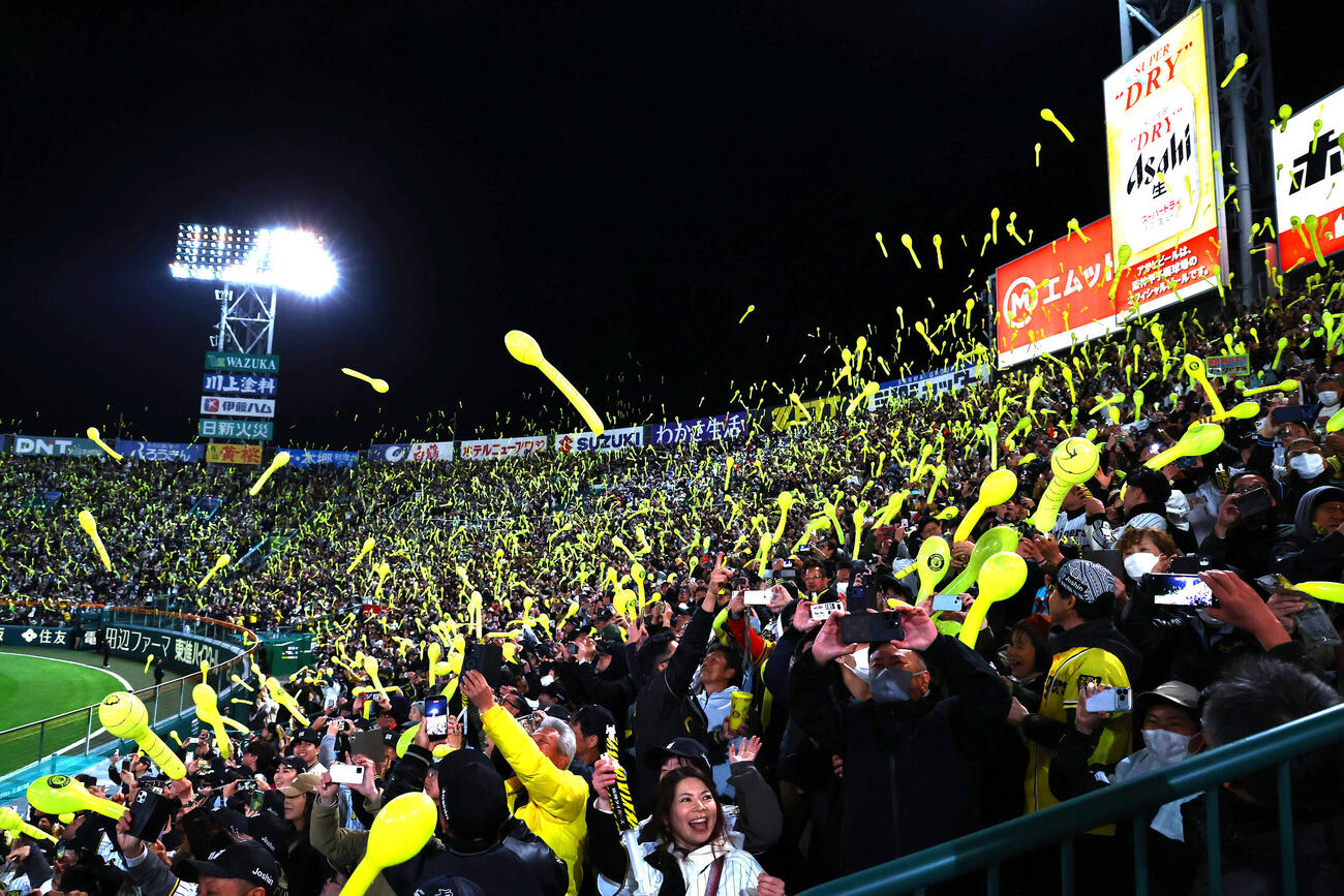 阪神対ヤクルト　7回にジェット風船を飛ばす阪神ファン（撮影・上田博志）