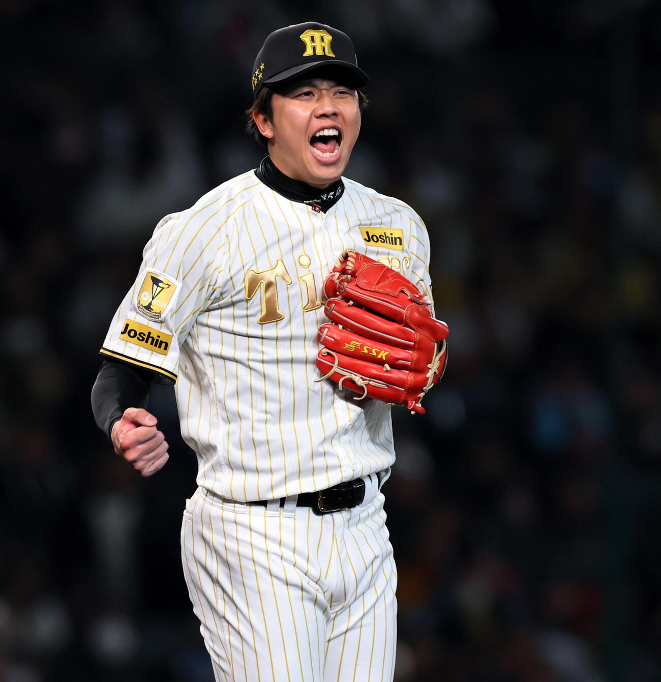 阪神対ヤクルト　6回表ヤクルト2死、才木は古賀を三振に仕留めマウンド上でガッツポーズを見せる（撮影・加藤哉）
