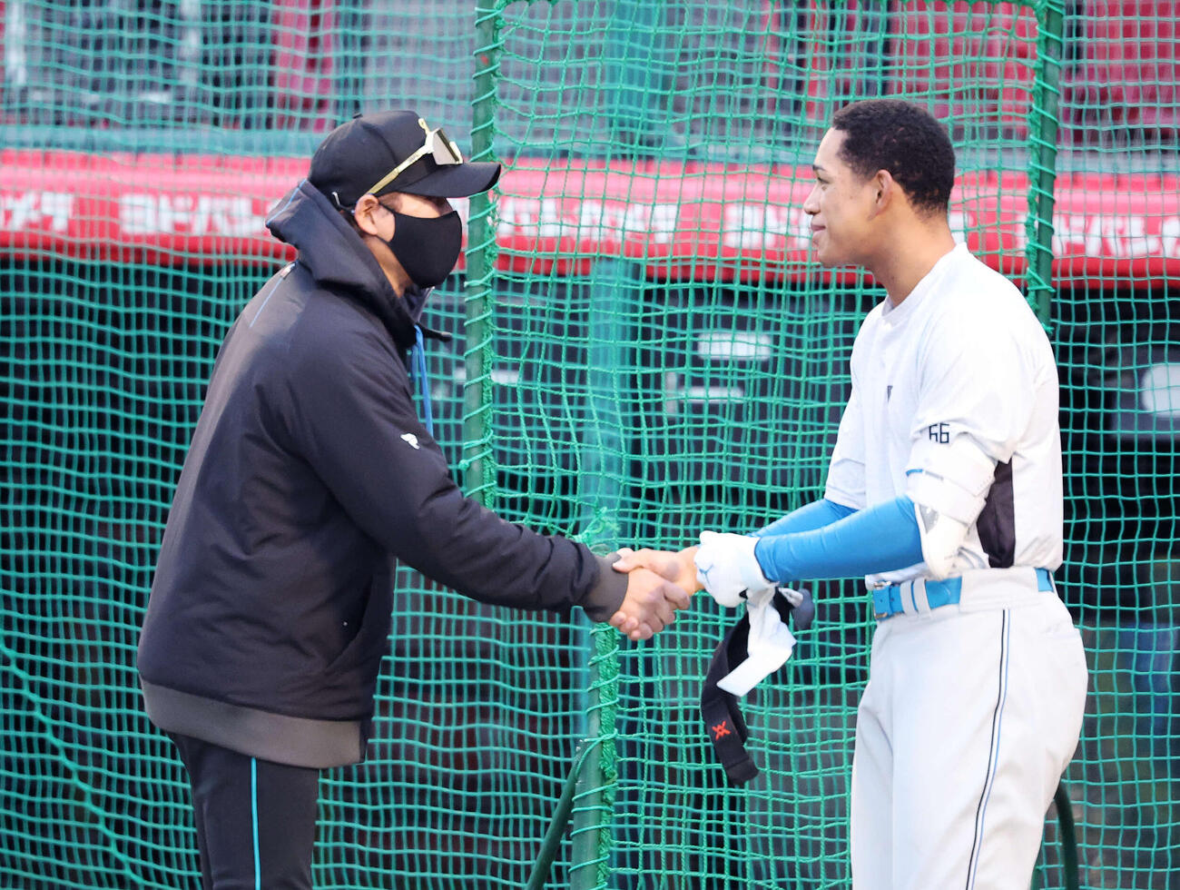 楽天対日本ハム　誕生日の日本ハム万波（右）と握手する日本ハム新庄監督（撮影・鈴木正人）　