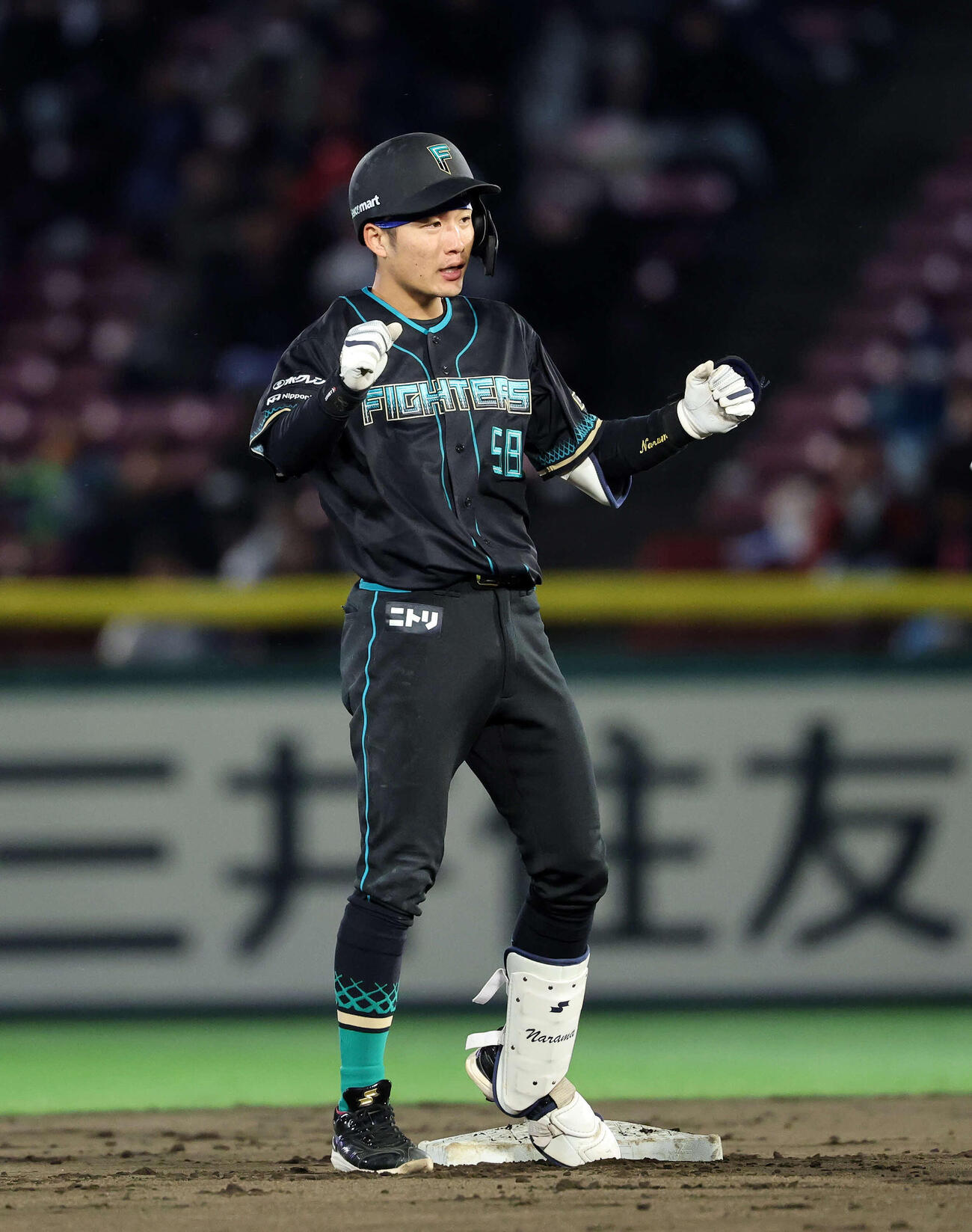 楽天対日本ハム　7回表日本ハム無死、奈良間は二塁打を放ちポーズを決める（撮影・鈴木正人）　